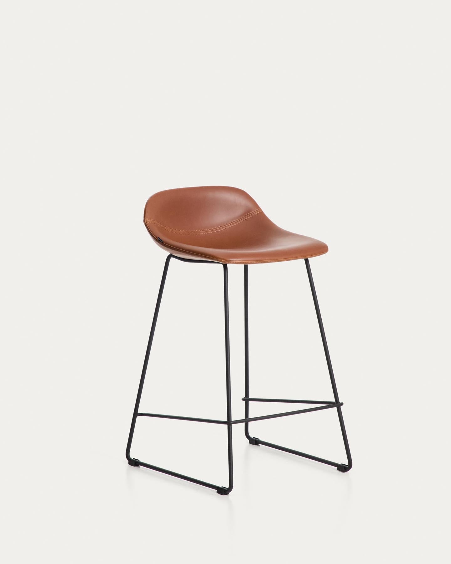 Hocker Zahara mit braunem Polyurethan und Stahlbeinen mit schwarzem Finish, 65 cm, FSC 100 % in Braun präsentiert im Onlineshop von KAQTU Design AG. Barhocker ist von Kave Home
