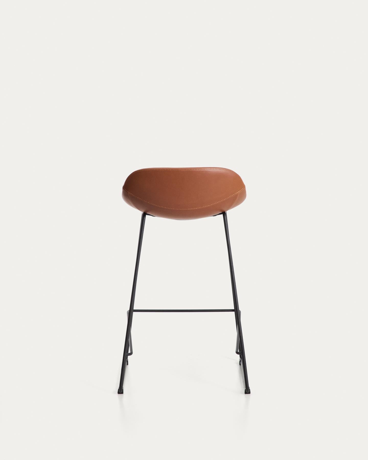 Hocker Zahara mit braunem Polyurethan und Stahlbeinen mit schwarzem Finish, 65 cm, FSC 100 % in Braun präsentiert im Onlineshop von KAQTU Design AG. Barhocker ist von Kave Home