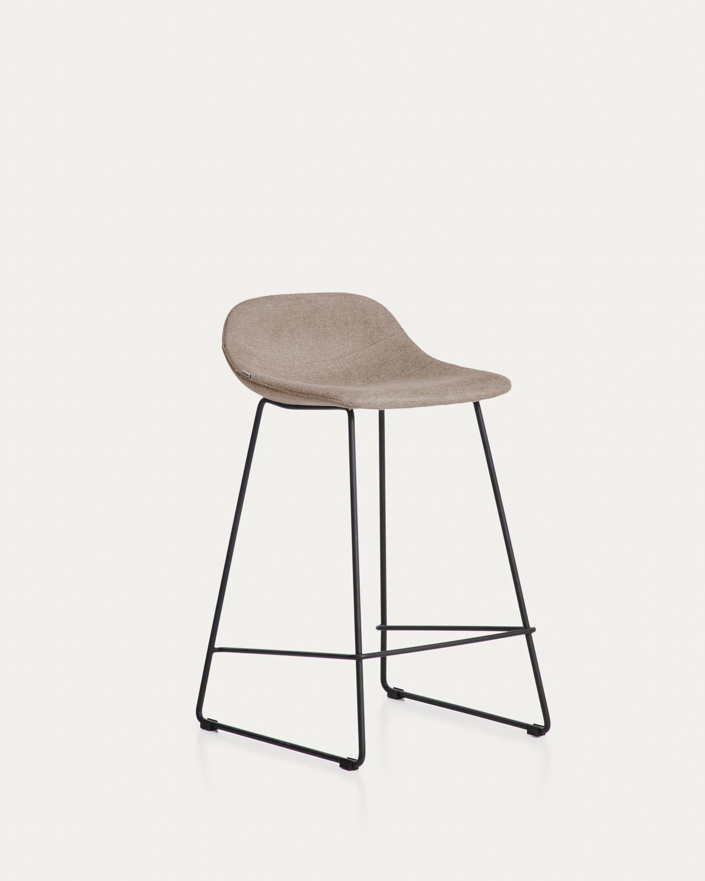 Hocker Zahara mit brauner Chenille und Stahlbeinen mit schwarzem Finish, 65 cm, FSC 100 % in Braun präsentiert im Onlineshop von KAQTU Design AG. Barhocker ist von Kave Home