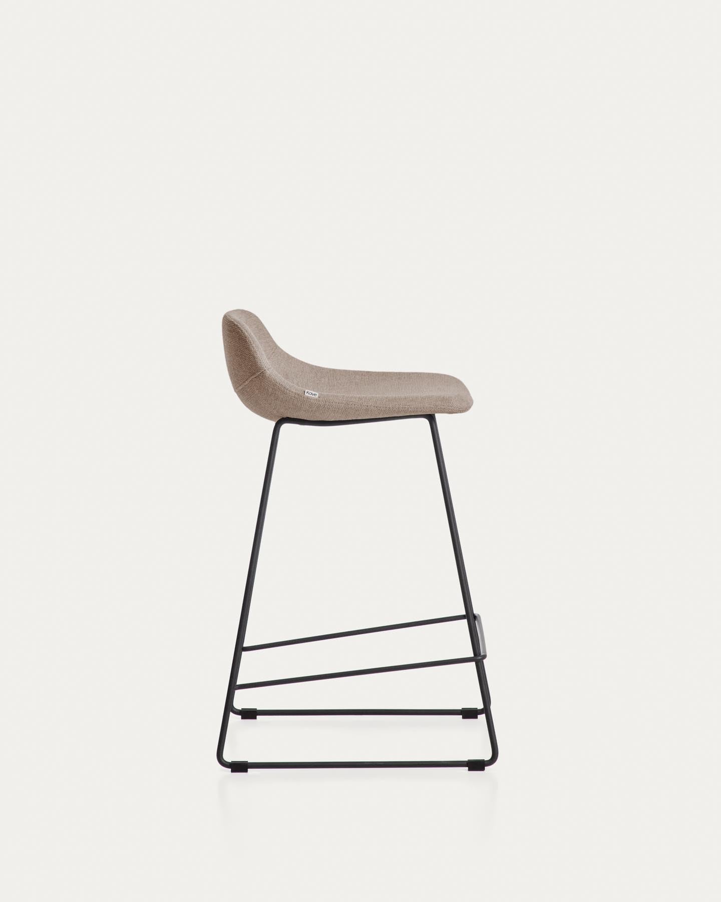 Hocker Zahara mit brauner Chenille und Stahlbeinen mit schwarzem Finish, 65 cm, FSC 100 % in Braun präsentiert im Onlineshop von KAQTU Design AG. Barhocker ist von Kave Home