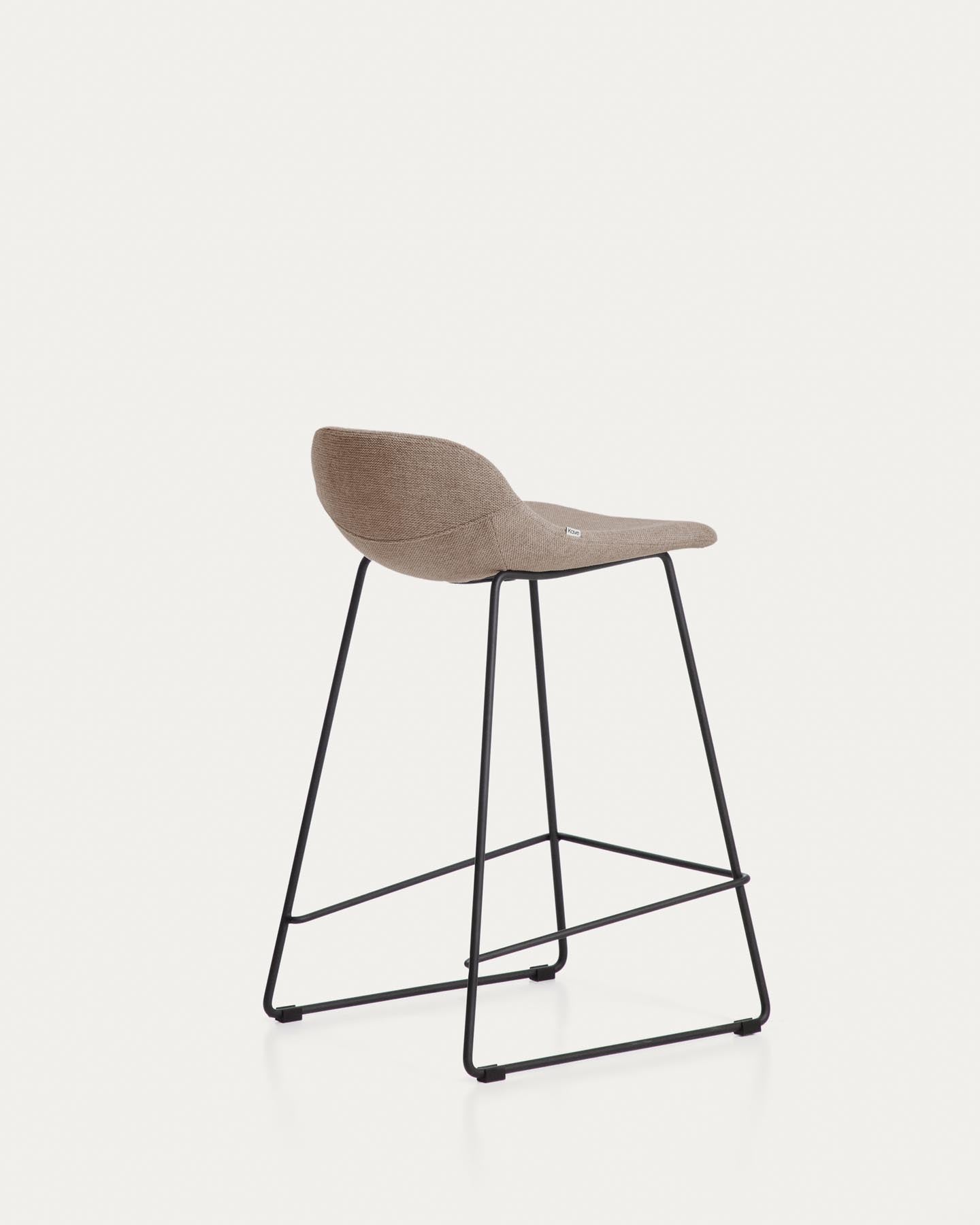 Hocker Zahara mit brauner Chenille und Stahlbeinen mit schwarzem Finish, 65 cm, FSC 100 % in Braun präsentiert im Onlineshop von KAQTU Design AG. Barhocker ist von Kave Home