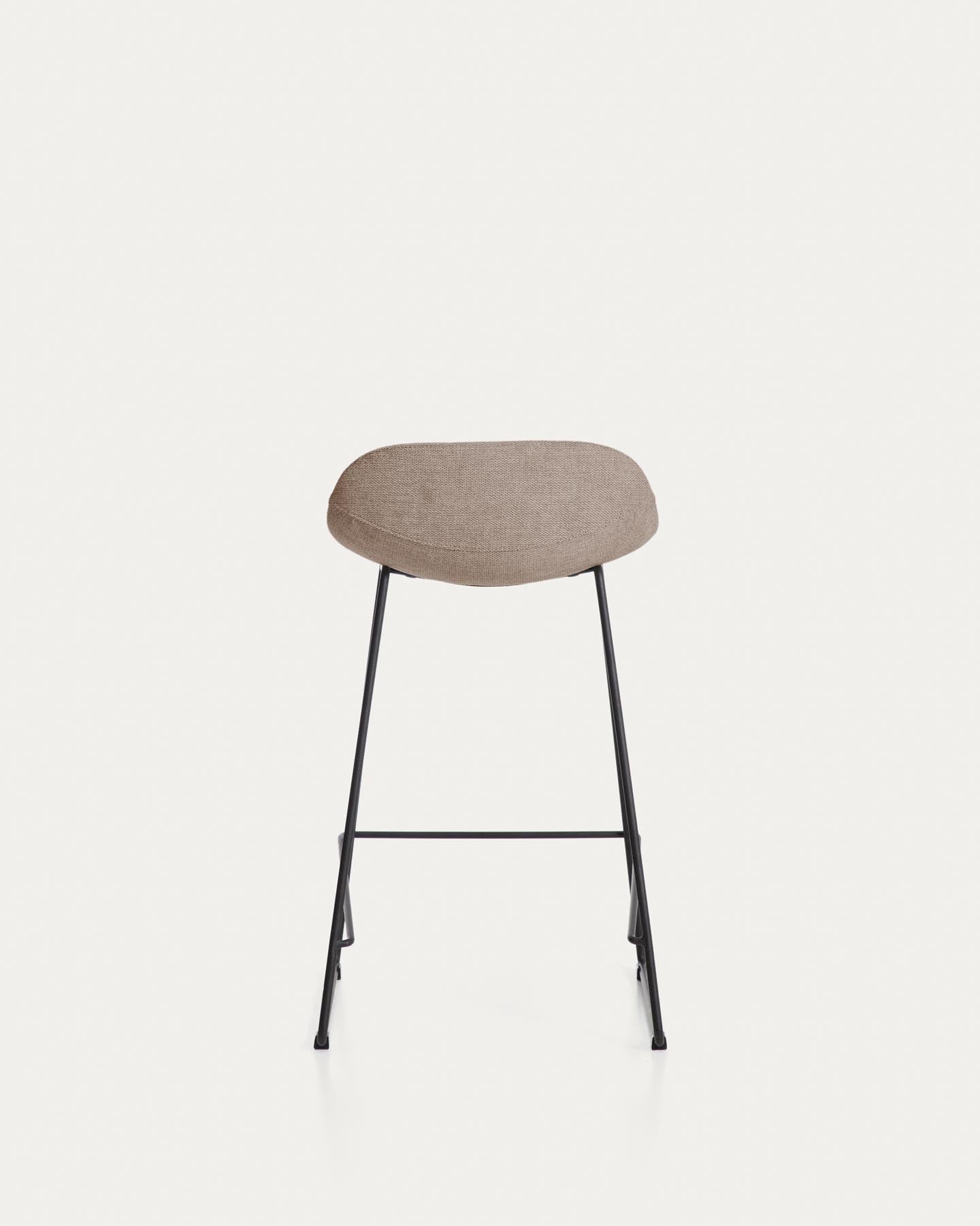Hocker Zahara mit brauner Chenille und Stahlbeinen mit schwarzem Finish, 65 cm, FSC 100 % in Braun präsentiert im Onlineshop von KAQTU Design AG. Barhocker ist von Kave Home