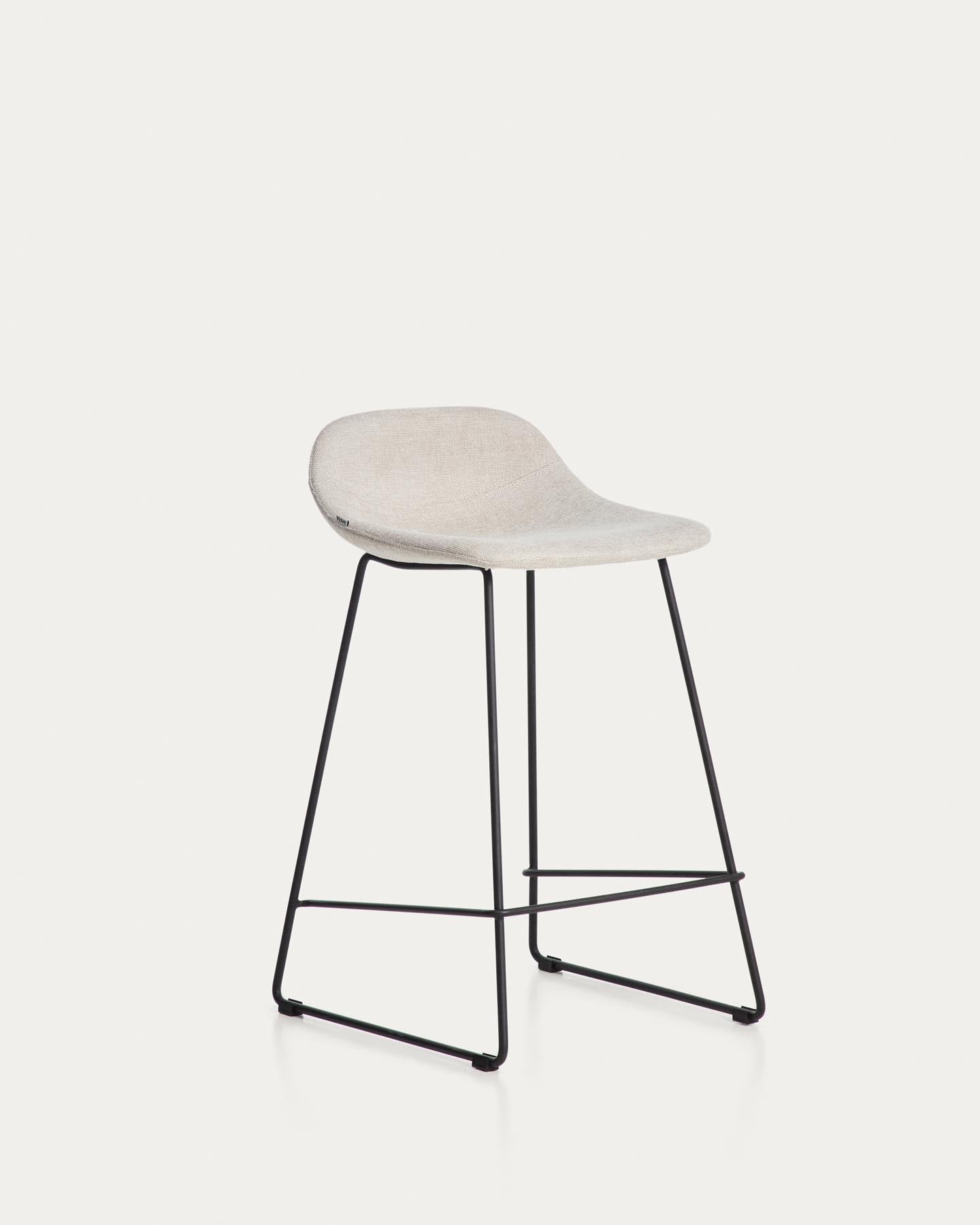 Hocker Zahara mit beiger Chenille und Stahlbeinen mit schwarzem Finish, 65 cm, FSC 100 % in Beige präsentiert im Onlineshop von KAQTU Design AG. Barhocker ist von Kave Home