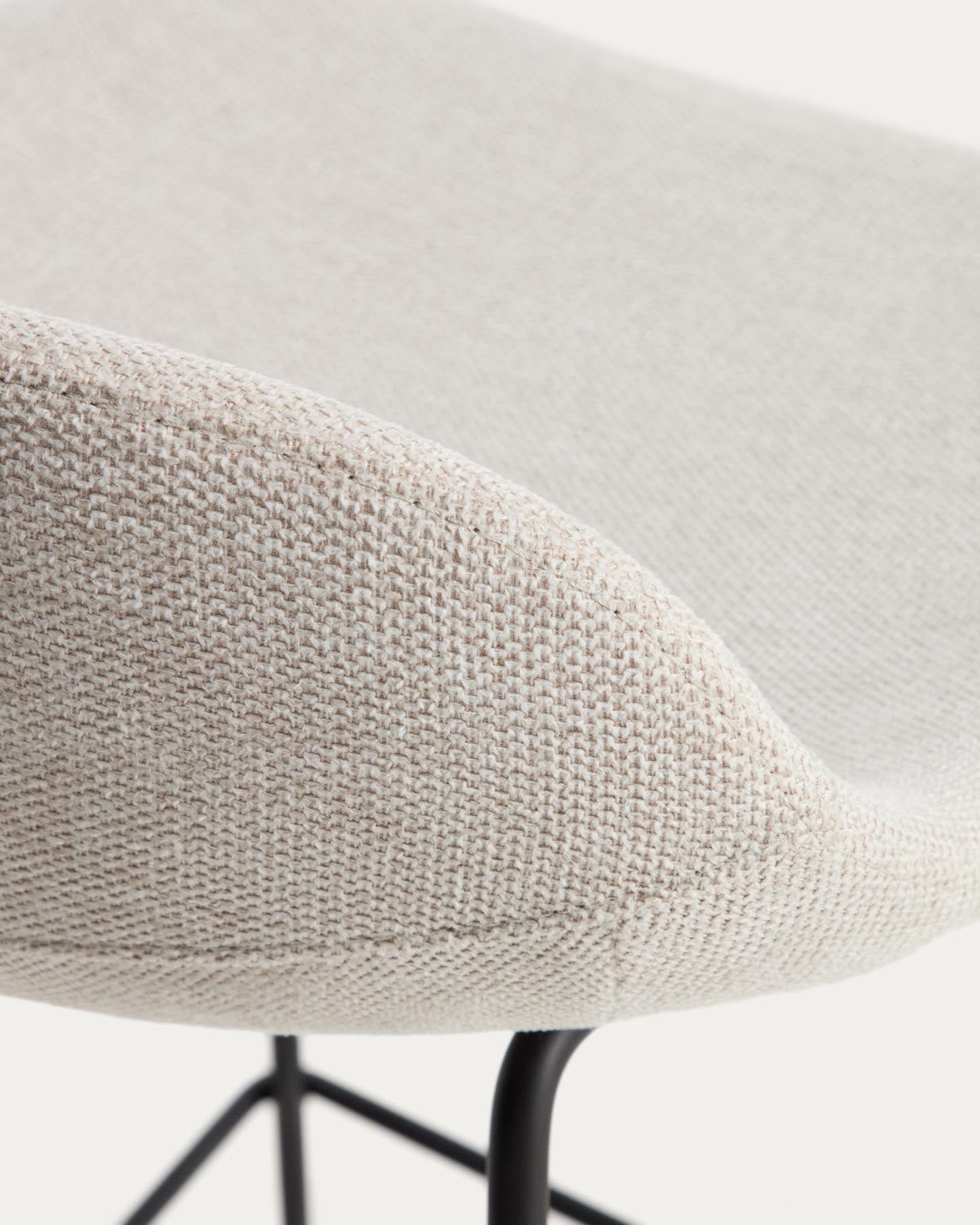 Hocker Zahara mit beiger Chenille und Stahlbeinen mit schwarzem Finish, 65 cm, FSC 100 % in Beige präsentiert im Onlineshop von KAQTU Design AG. Barhocker ist von Kave Home