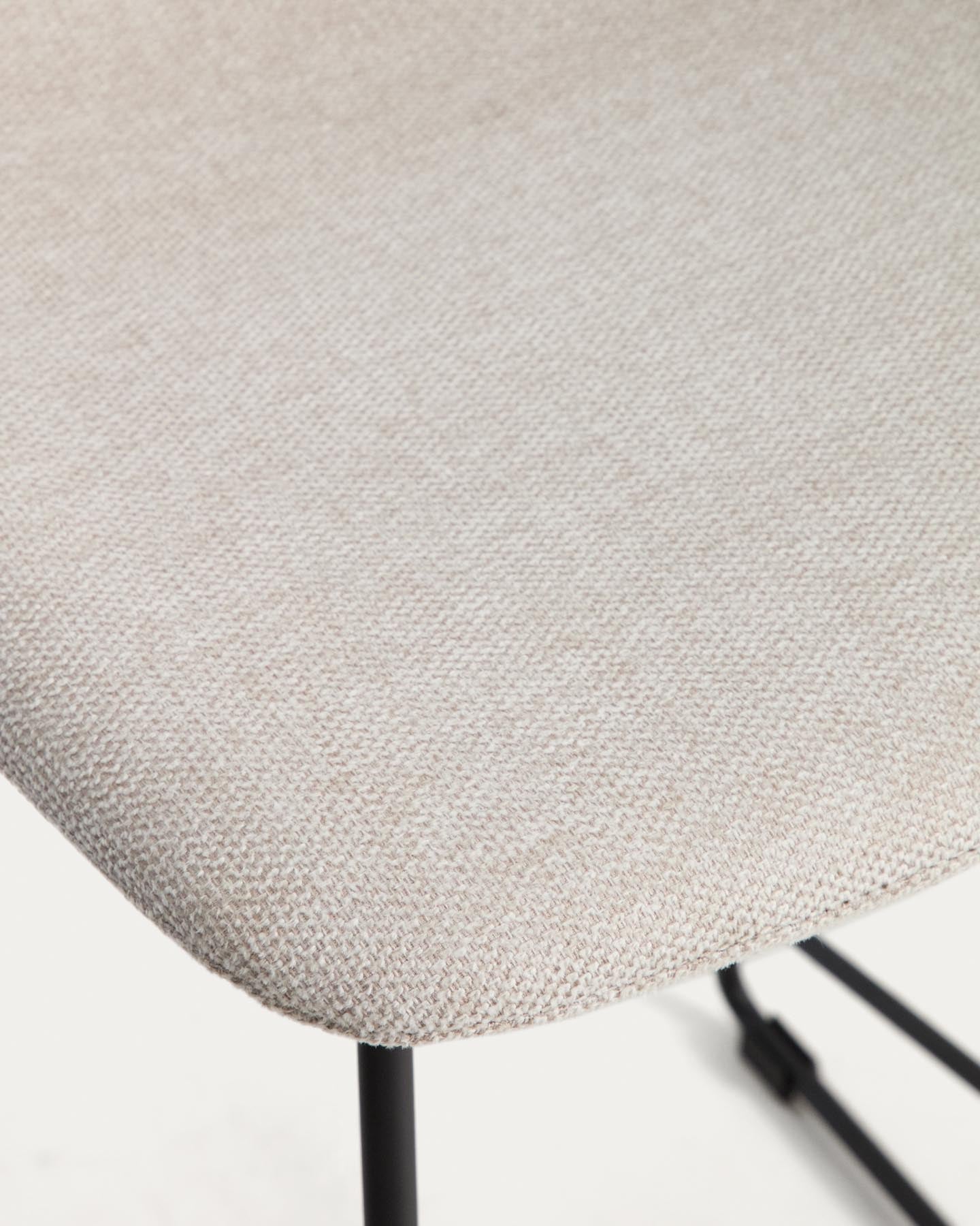 Hocker Zahara mit beiger Chenille und Stahlbeinen mit schwarzem Finish, 65 cm, FSC 100 % in Beige präsentiert im Onlineshop von KAQTU Design AG. Barhocker ist von Kave Home