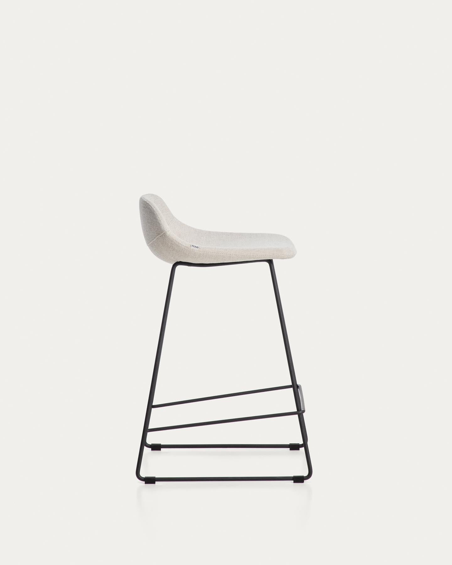 Hocker Zahara mit beiger Chenille und Stahlbeinen mit schwarzem Finish, 65 cm, FSC 100 % in Beige präsentiert im Onlineshop von KAQTU Design AG. Barhocker ist von Kave Home