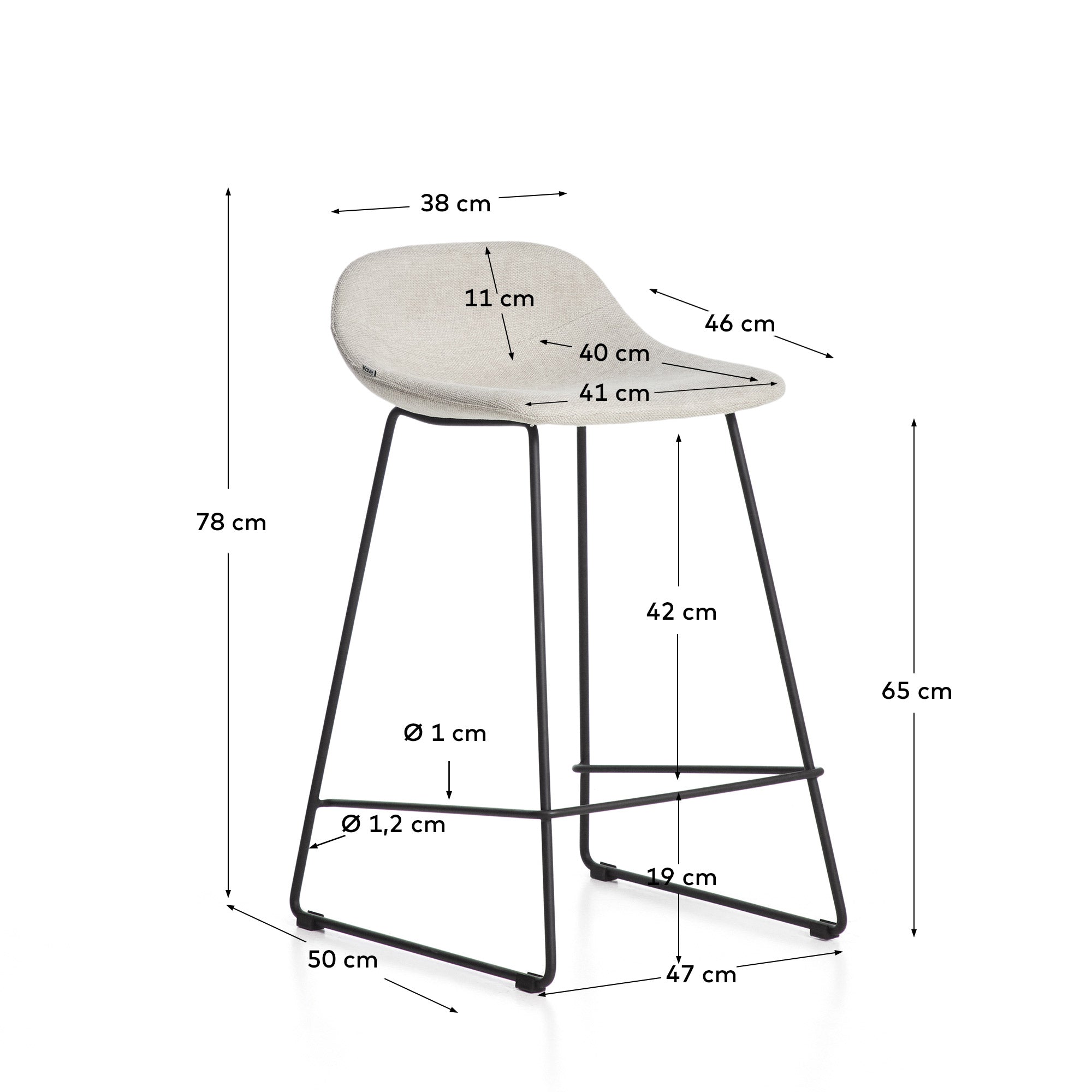 Hocker Zahara mit beiger Chenille und Stahlbeinen mit schwarzem Finish, 65 cm, FSC 100 % in Beige präsentiert im Onlineshop von KAQTU Design AG. Barhocker ist von Kave Home