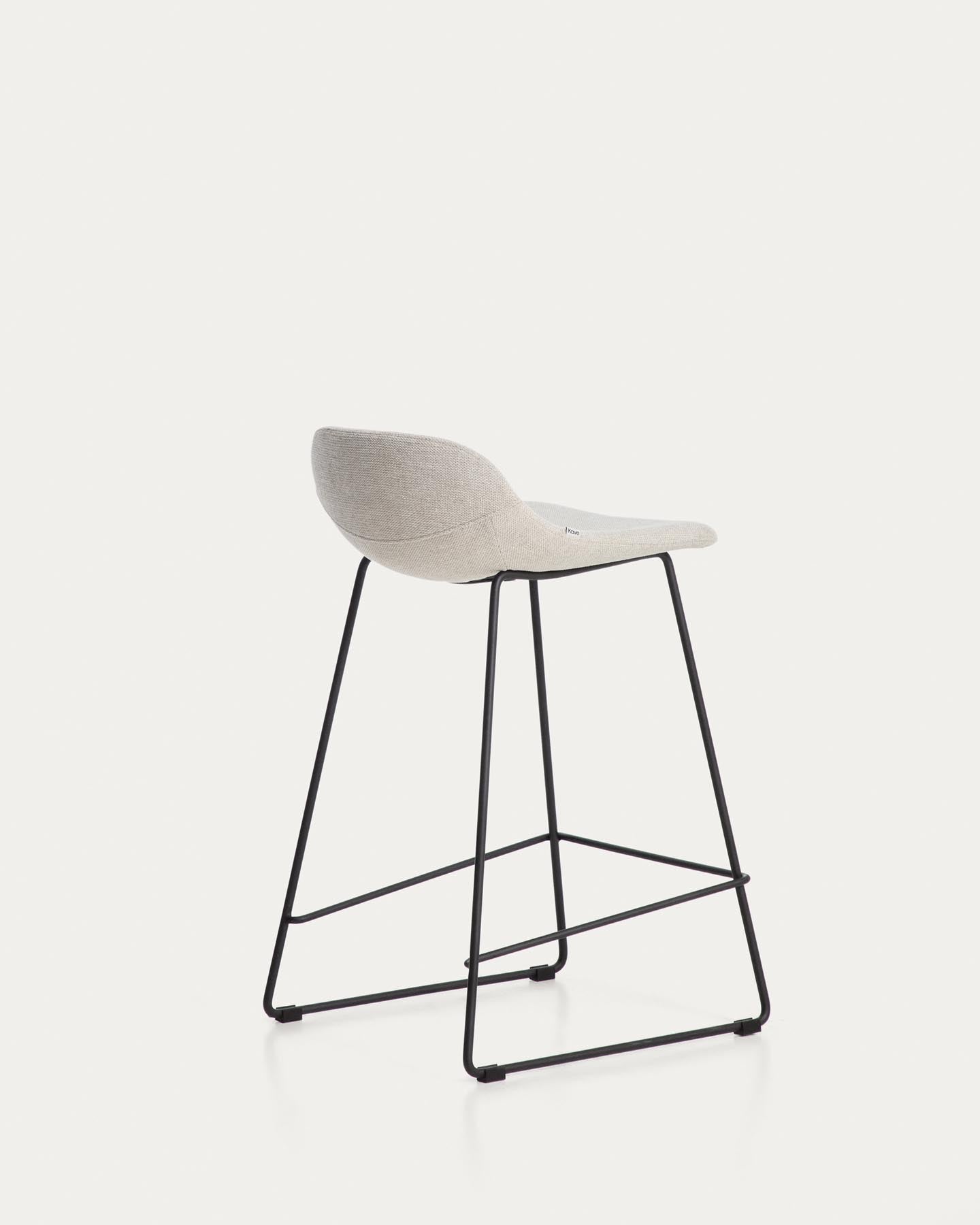 Hocker Zahara mit beiger Chenille und Stahlbeinen mit schwarzem Finish, 65 cm, FSC 100 % in Beige präsentiert im Onlineshop von KAQTU Design AG. Barhocker ist von Kave Home
