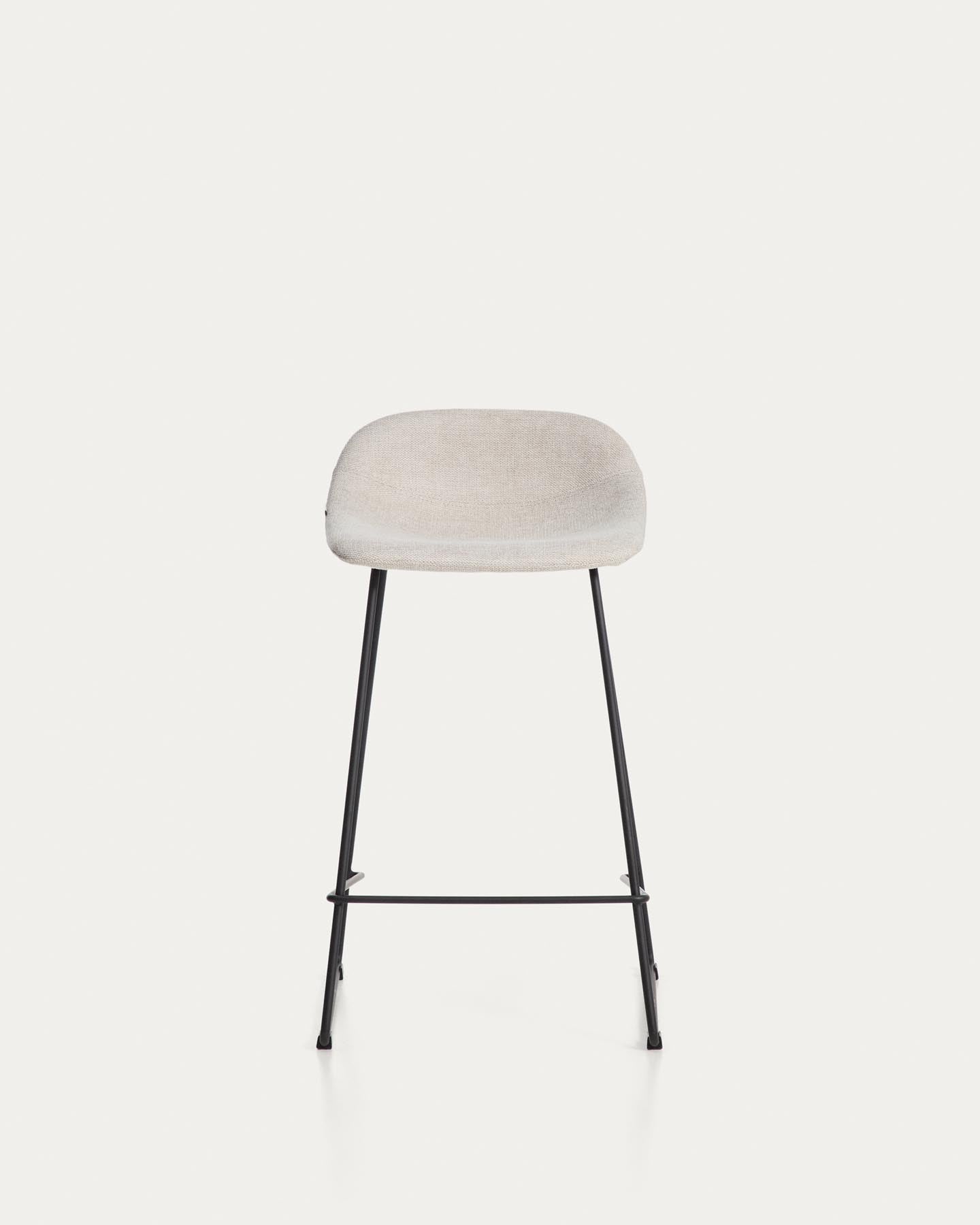 Hocker Zahara mit beiger Chenille und Stahlbeinen mit schwarzem Finish, 65 cm, FSC 100 % in Beige präsentiert im Onlineshop von KAQTU Design AG. Barhocker ist von Kave Home