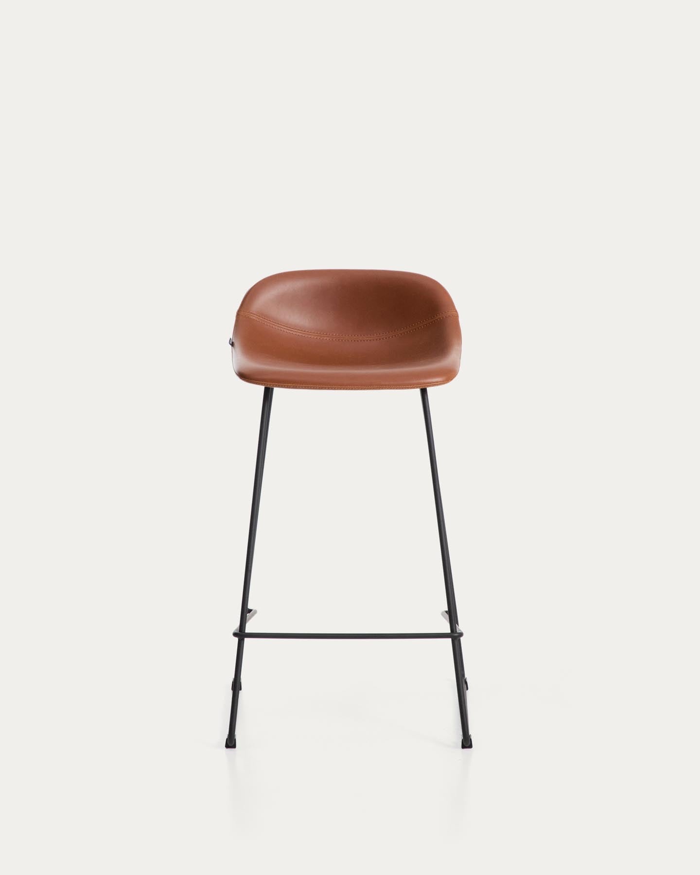 Hocker Zahara mit braunem Polyurethan und Stahlbeinen mit schwarzem Finish, 76 cm, FSC 100 % in Braun präsentiert im Onlineshop von KAQTU Design AG. Barhocker ist von Kave Home