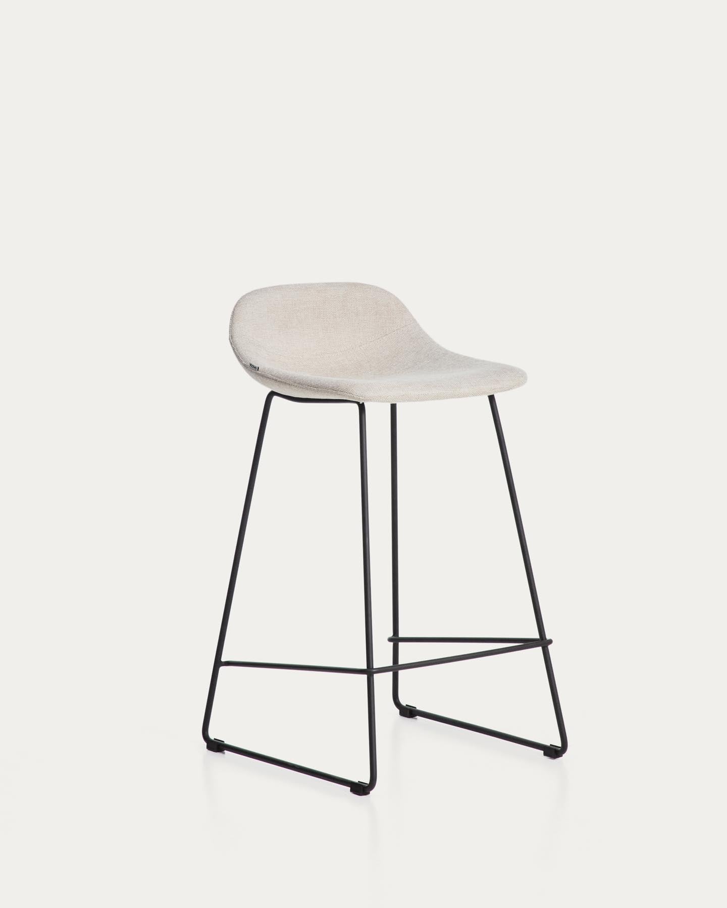 Hocker Zahara mit beiger Chenille und Stahlbeinen mit schwarzem Finish, 76 cm, FSC 100 % in Beige präsentiert im Onlineshop von KAQTU Design AG. Barhocker ist von Kave Home