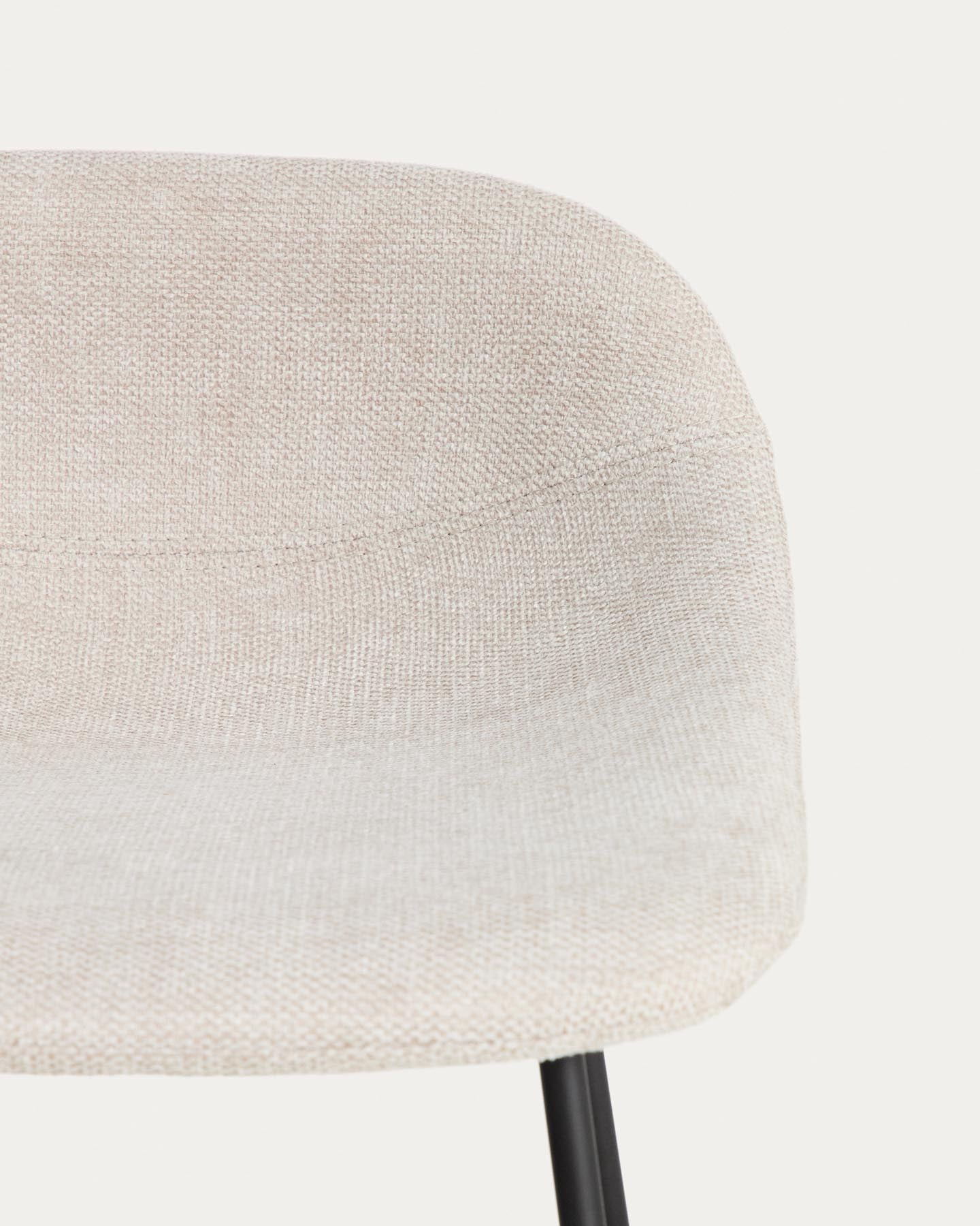 Hocker Zahara mit beiger Chenille und Stahlbeinen mit schwarzem Finish, 76 cm, FSC 100 % in Beige präsentiert im Onlineshop von KAQTU Design AG. Barhocker ist von Kave Home