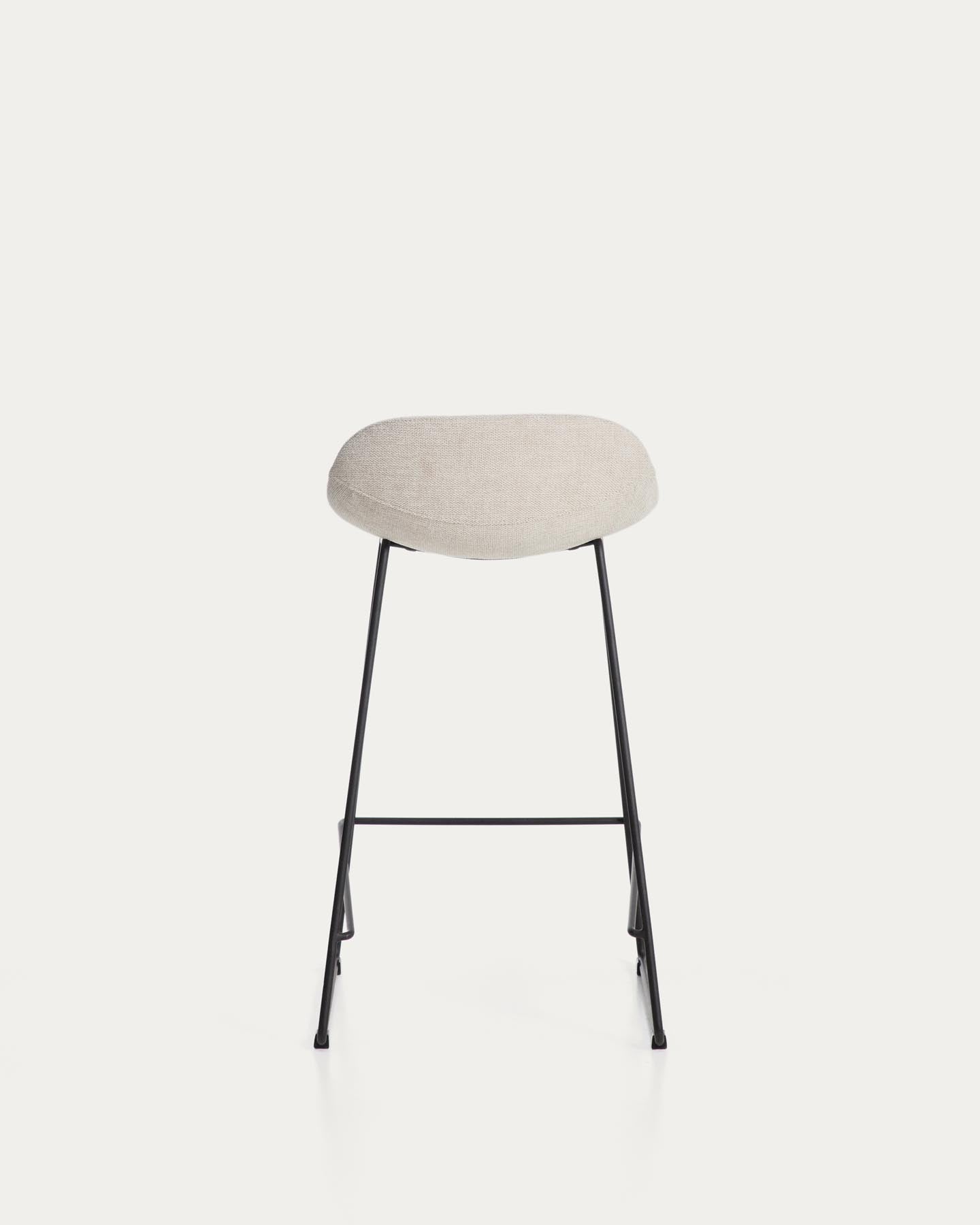 Hocker Zahara mit beiger Chenille und Stahlbeinen mit schwarzem Finish, 76 cm, FSC 100 % in Beige präsentiert im Onlineshop von KAQTU Design AG. Barhocker ist von Kave Home