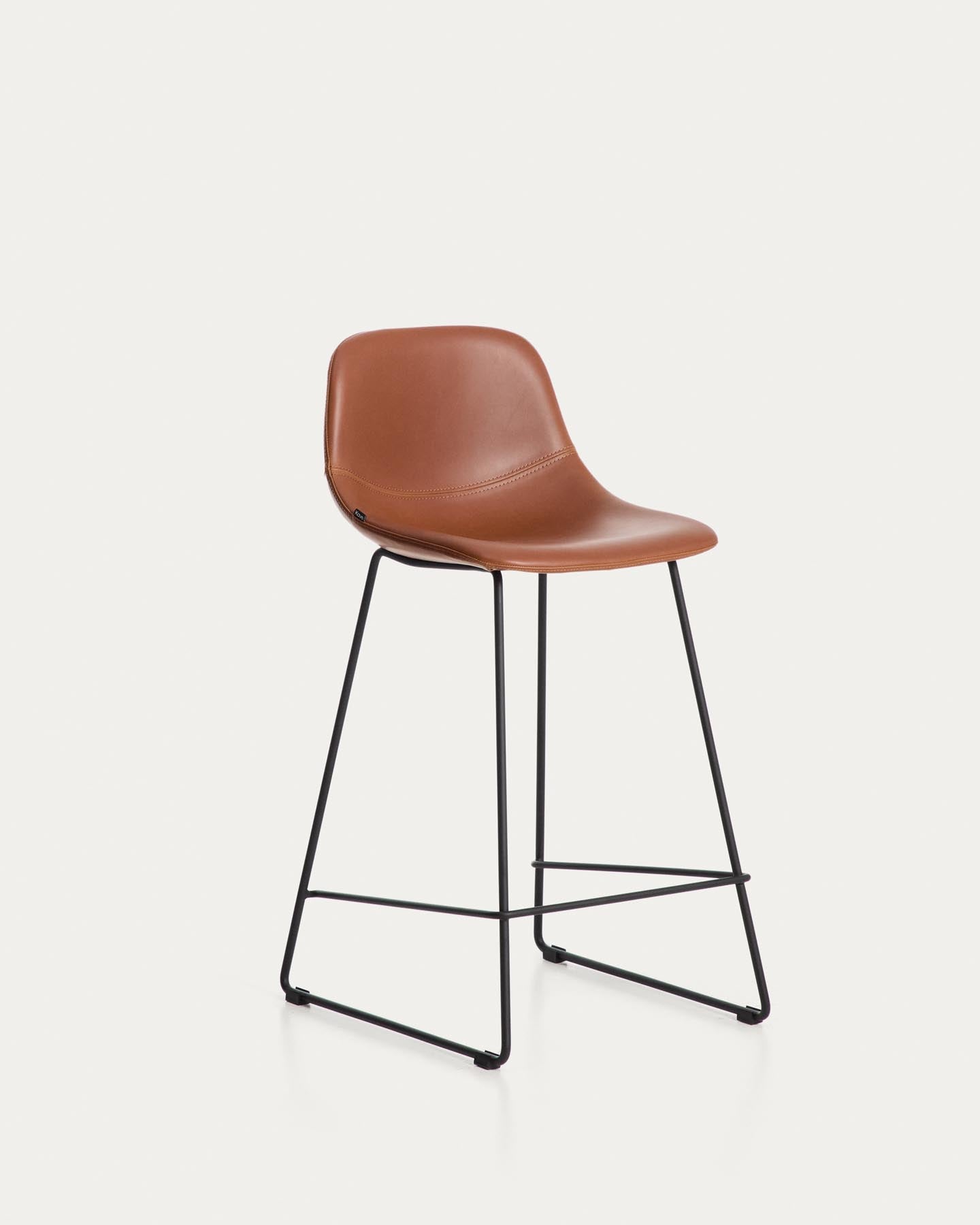 Hocker Zahara mit braunem Polyurethan und Stahlbeinen mit schwarzem Finish, 65 cm, FSC 100 % in Braun präsentiert im Onlineshop von KAQTU Design AG. Barhocker ist von Kave Home