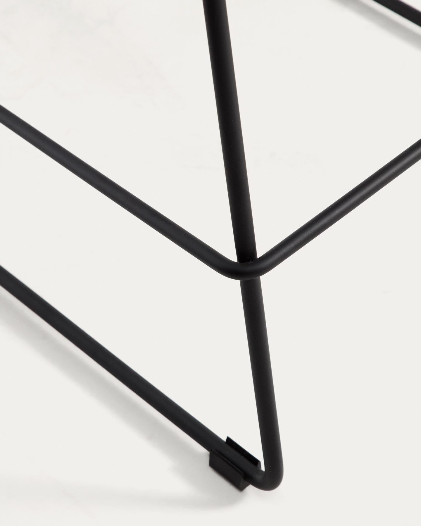 Hocker Zahara mit braunem Polyurethan und Stahlbeinen mit schwarzem Finish, 65 cm, FSC 100 % in Braun präsentiert im Onlineshop von KAQTU Design AG. Barhocker ist von Kave Home