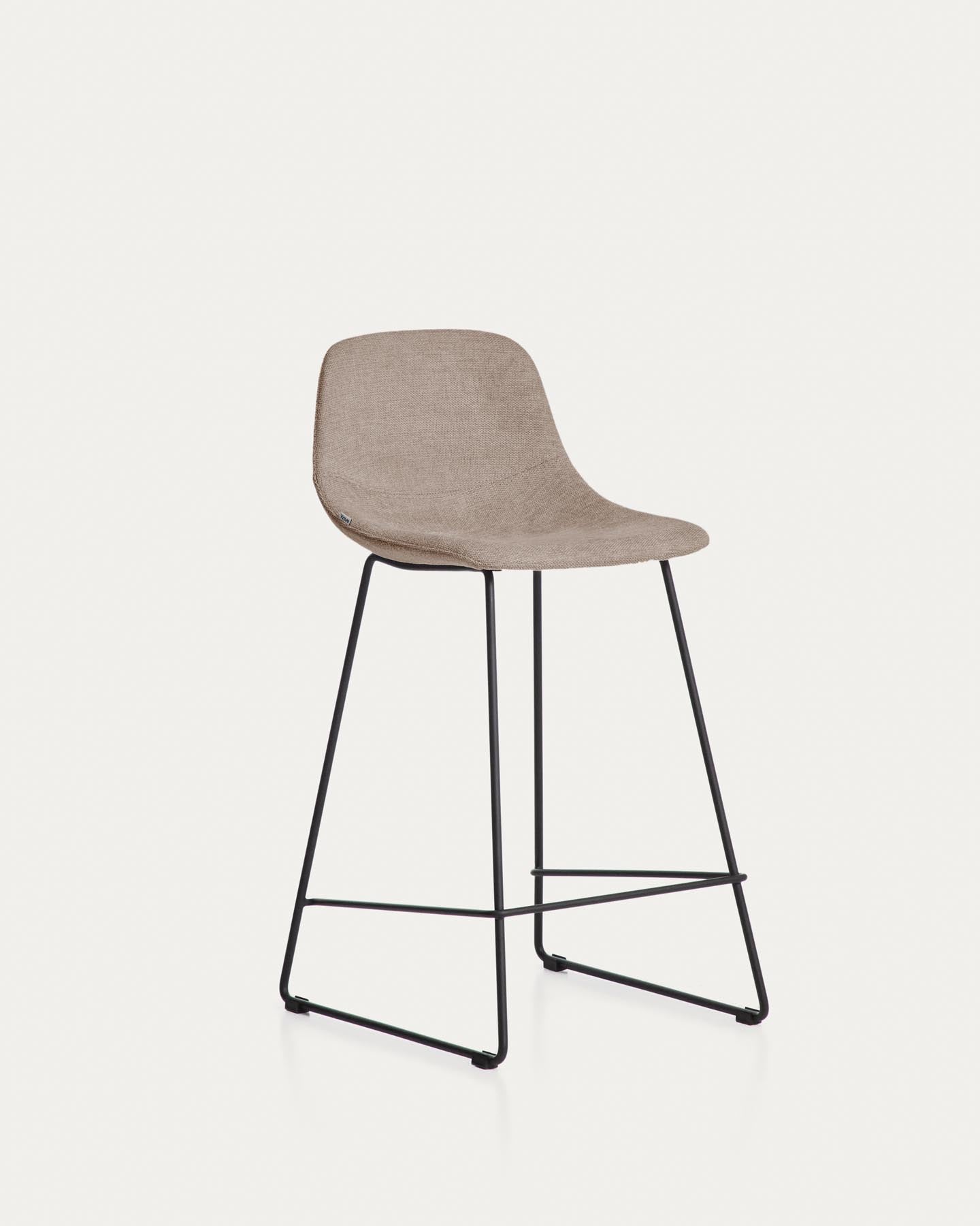 Hocker Zahara mit brauner Chenille und Stahlbeinen mit schwarzem Finish, 65 cm, FSC 100 % in Braun präsentiert im Onlineshop von KAQTU Design AG. Barhocker ist von Kave Home