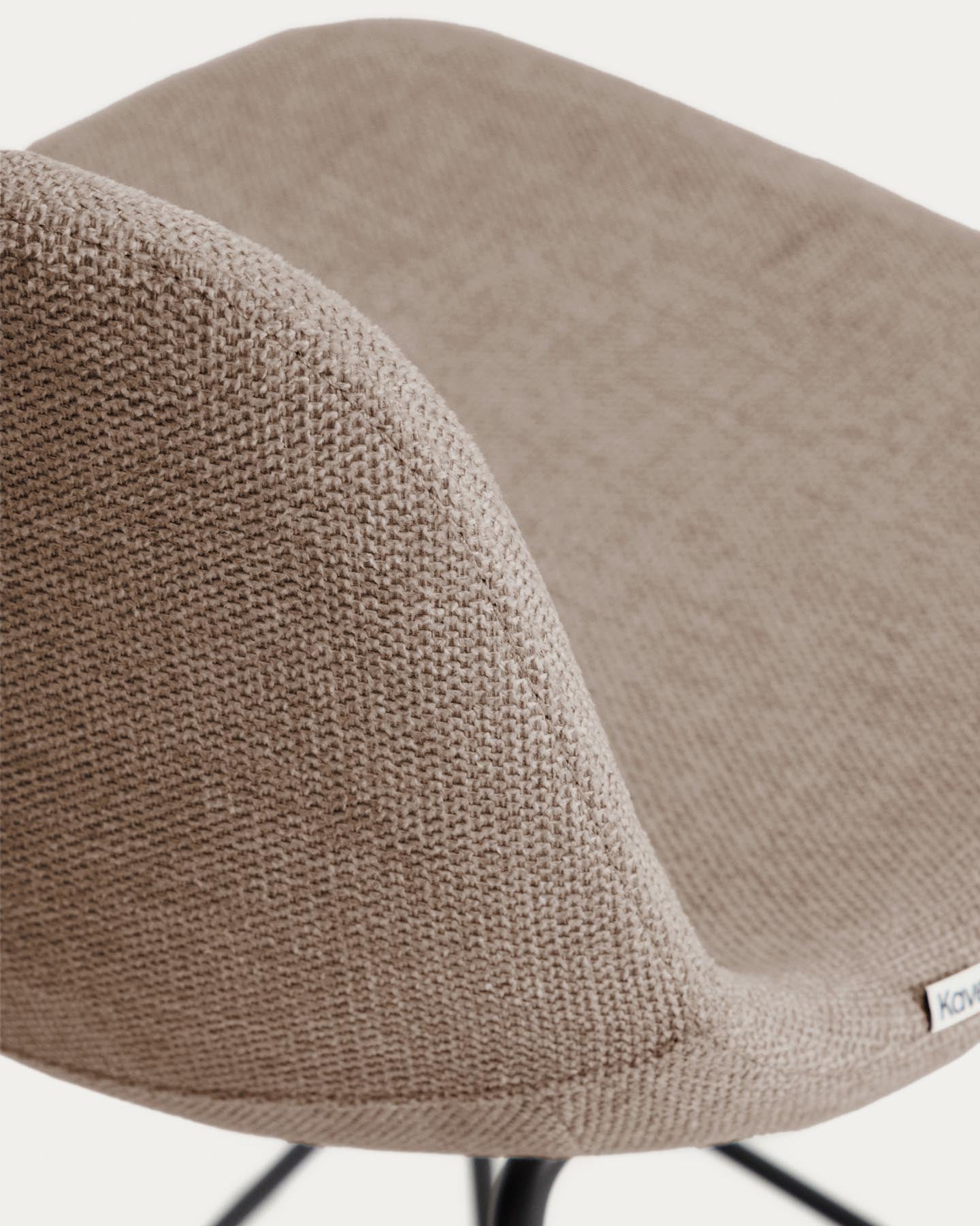 Hocker Zahara mit brauner Chenille und Stahlbeinen mit schwarzem Finish, 65 cm, FSC 100 % in Braun präsentiert im Onlineshop von KAQTU Design AG. Barhocker ist von Kave Home