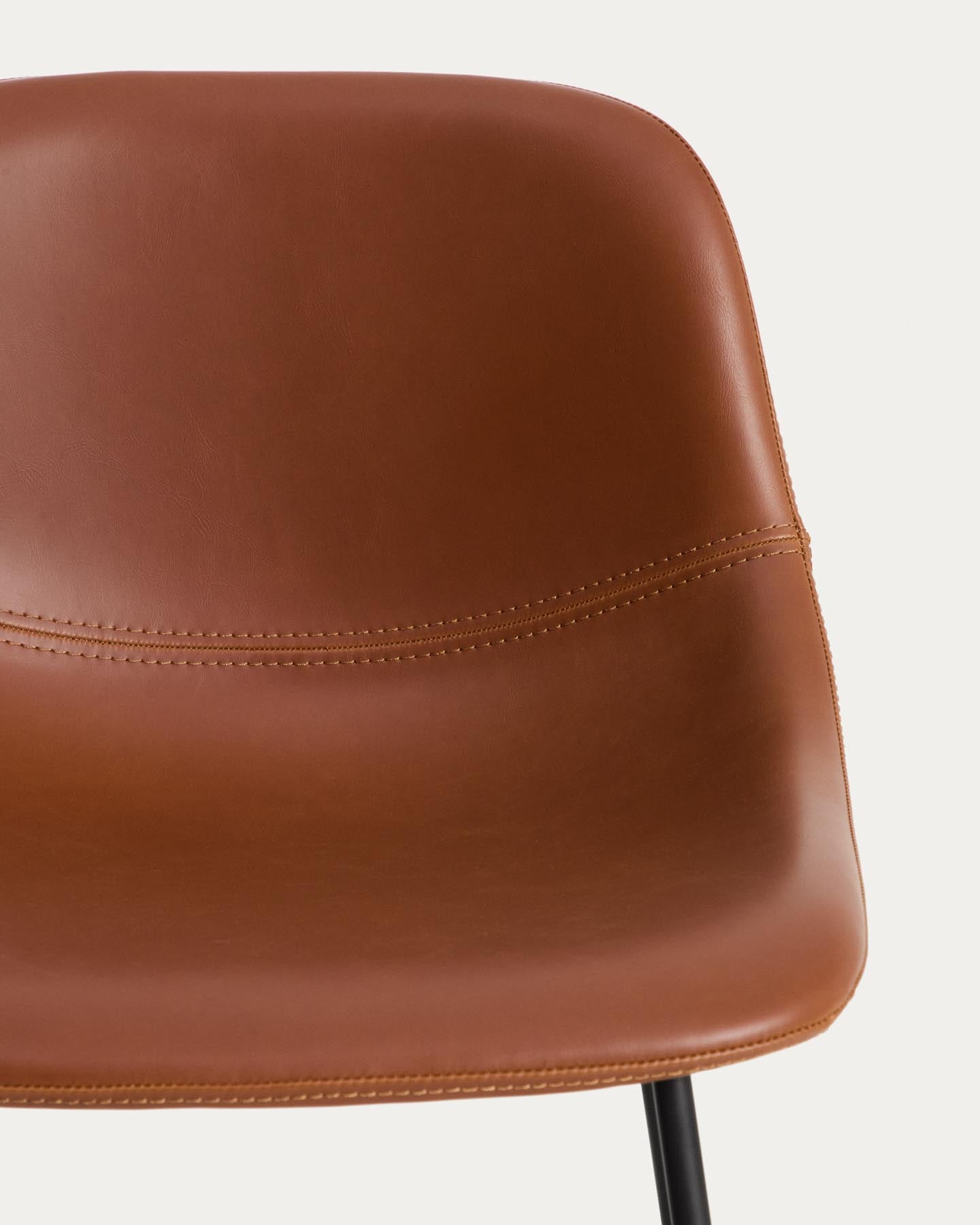 Hocker Zahara mit braunem Polyurethan und Stahlbeinen mit schwarzem Finish, 76 cm, FSC 100 % in Braun präsentiert im Onlineshop von KAQTU Design AG. Barhocker ist von Kave Home