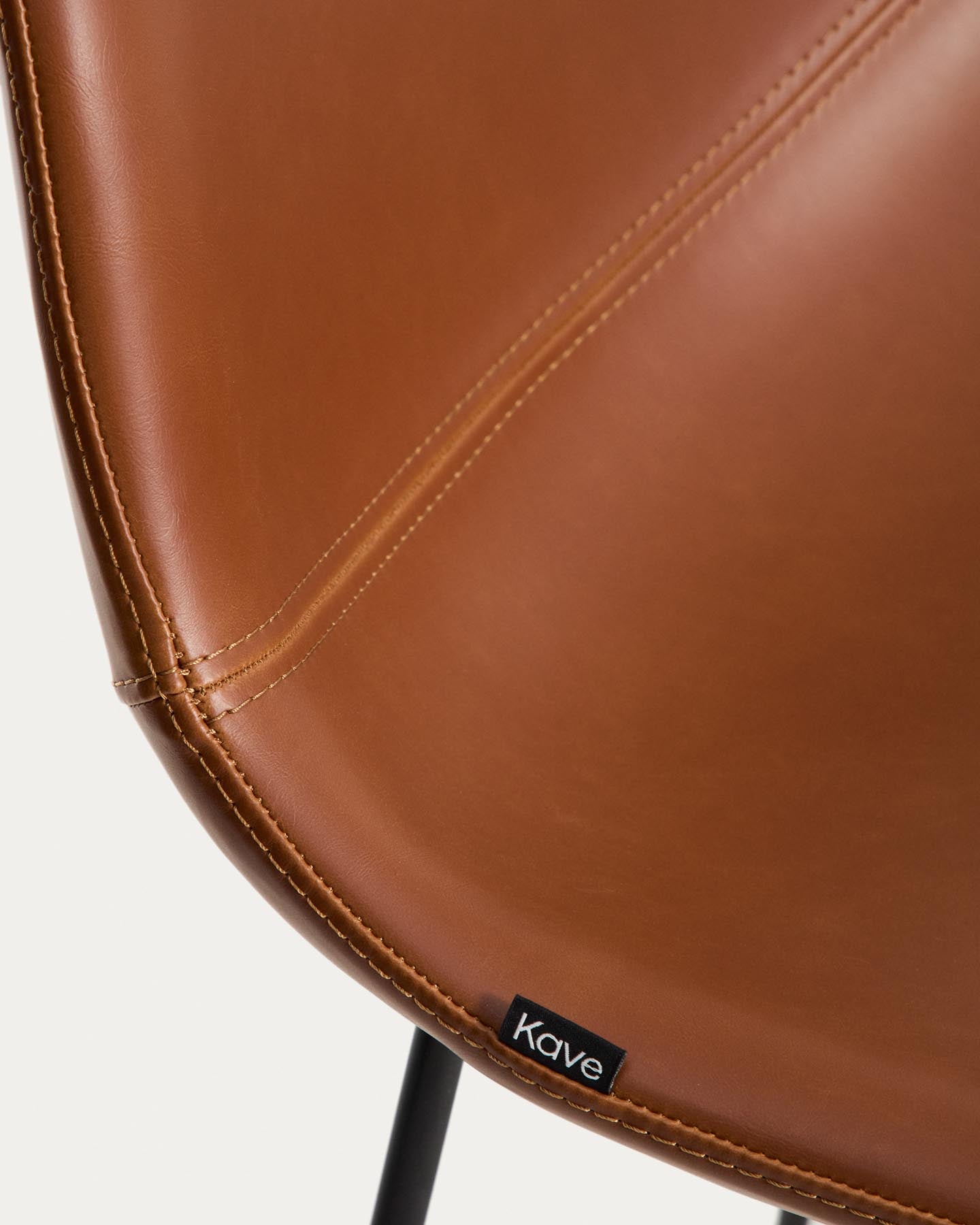 Hocker Zahara mit braunem Polyurethan und Stahlbeinen mit schwarzem Finish, 76 cm, FSC 100 % in Braun präsentiert im Onlineshop von KAQTU Design AG. Barhocker ist von Kave Home