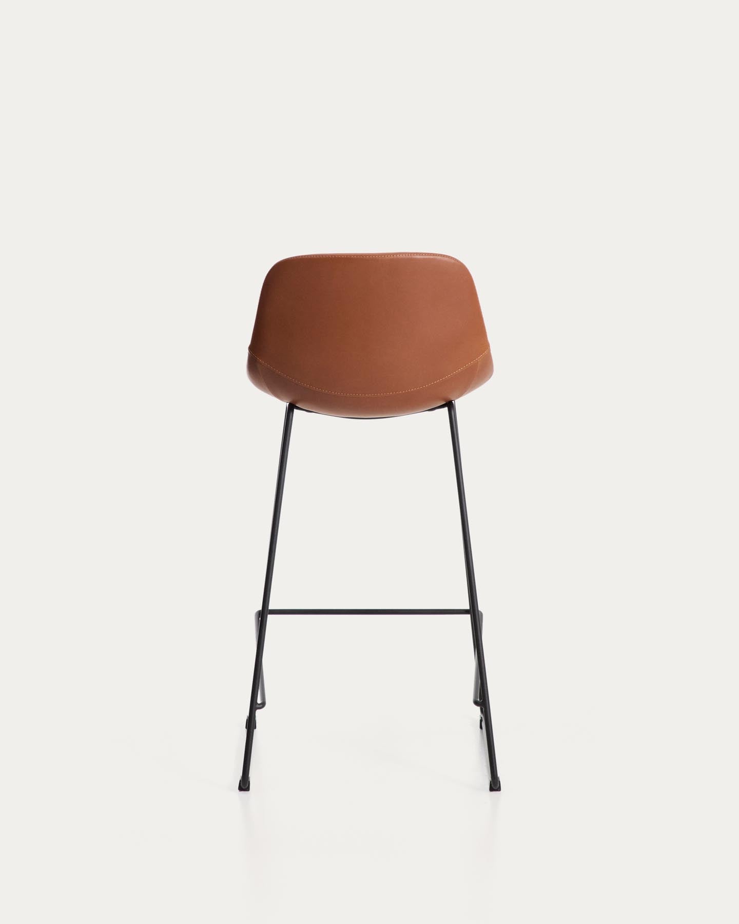 Hocker Zahara mit braunem Polyurethan und Stahlbeinen mit schwarzem Finish, 76 cm, FSC 100 % in Braun präsentiert im Onlineshop von KAQTU Design AG. Barhocker ist von Kave Home