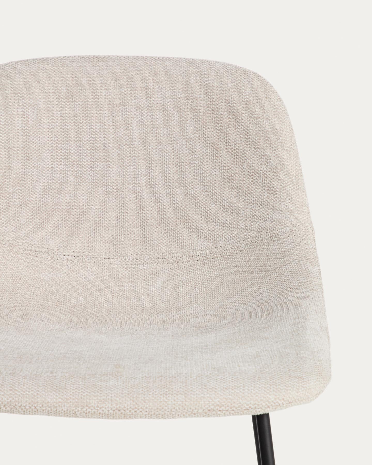 Hocker Zahara mit beiger Chenille und Stahlbeinen mit schwarzem Finish, 76 cm, FSC 100 % in Beige präsentiert im Onlineshop von KAQTU Design AG. Barhocker ist von Kave Home