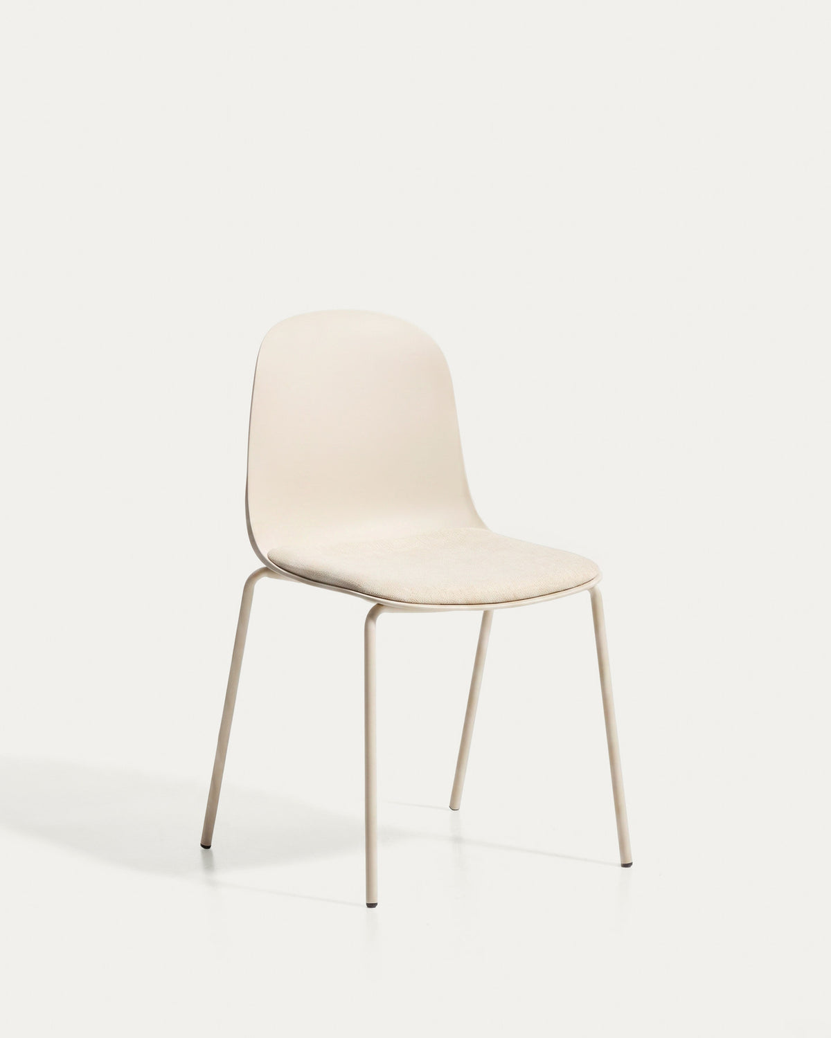 Stuhl Debari mit Chenille-Kissen und Stahlbeinen mit beigem Finish in Beige präsentiert im Onlineshop von KAQTU Design AG. Stuhl ist von Kave Home