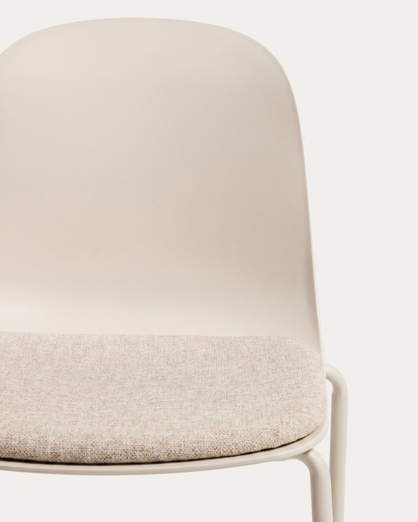 Stuhl Debari mit Chenille-Kissen und Stahlbeinen mit beigem Finish in Beige präsentiert im Onlineshop von KAQTU Design AG. Stuhl ist von Kave Home