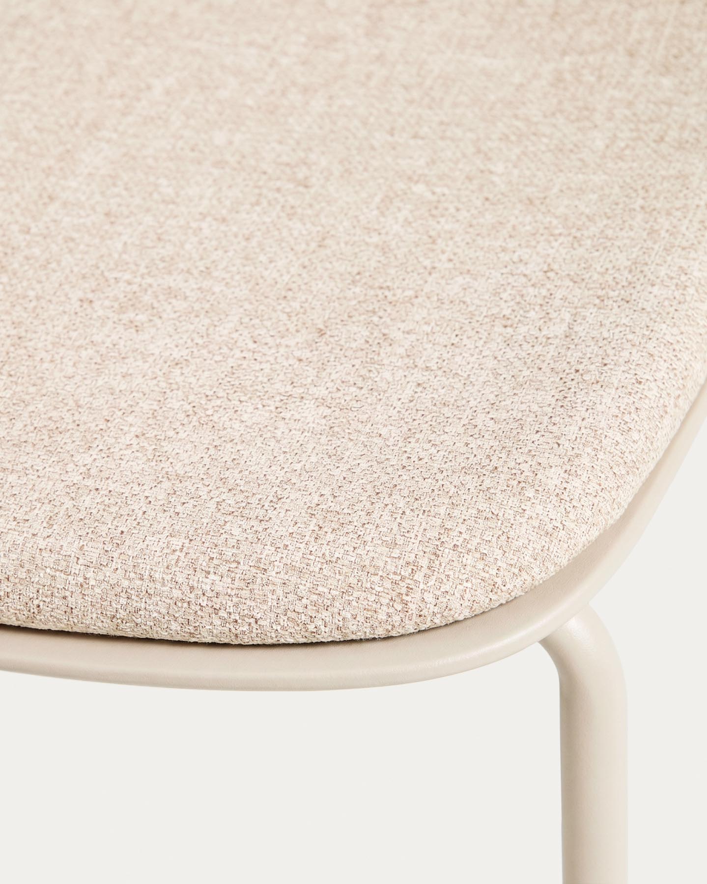 Stuhl Debari mit Chenille-Kissen und Stahlbeinen mit beigem Finish in Beige präsentiert im Onlineshop von KAQTU Design AG. Stuhl ist von Kave Home