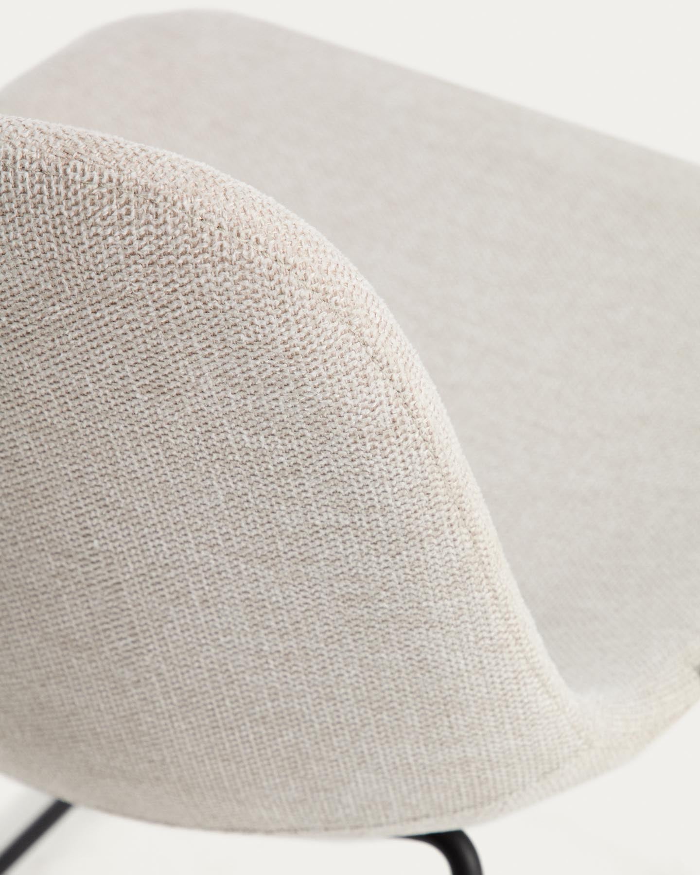 Stuhl Zahara mit beiger Chenille und Stahlbeinen mit schwarzem Finish, FSC 100 % in Beige präsentiert im Onlineshop von KAQTU Design AG. Stuhl ist von Kave Home