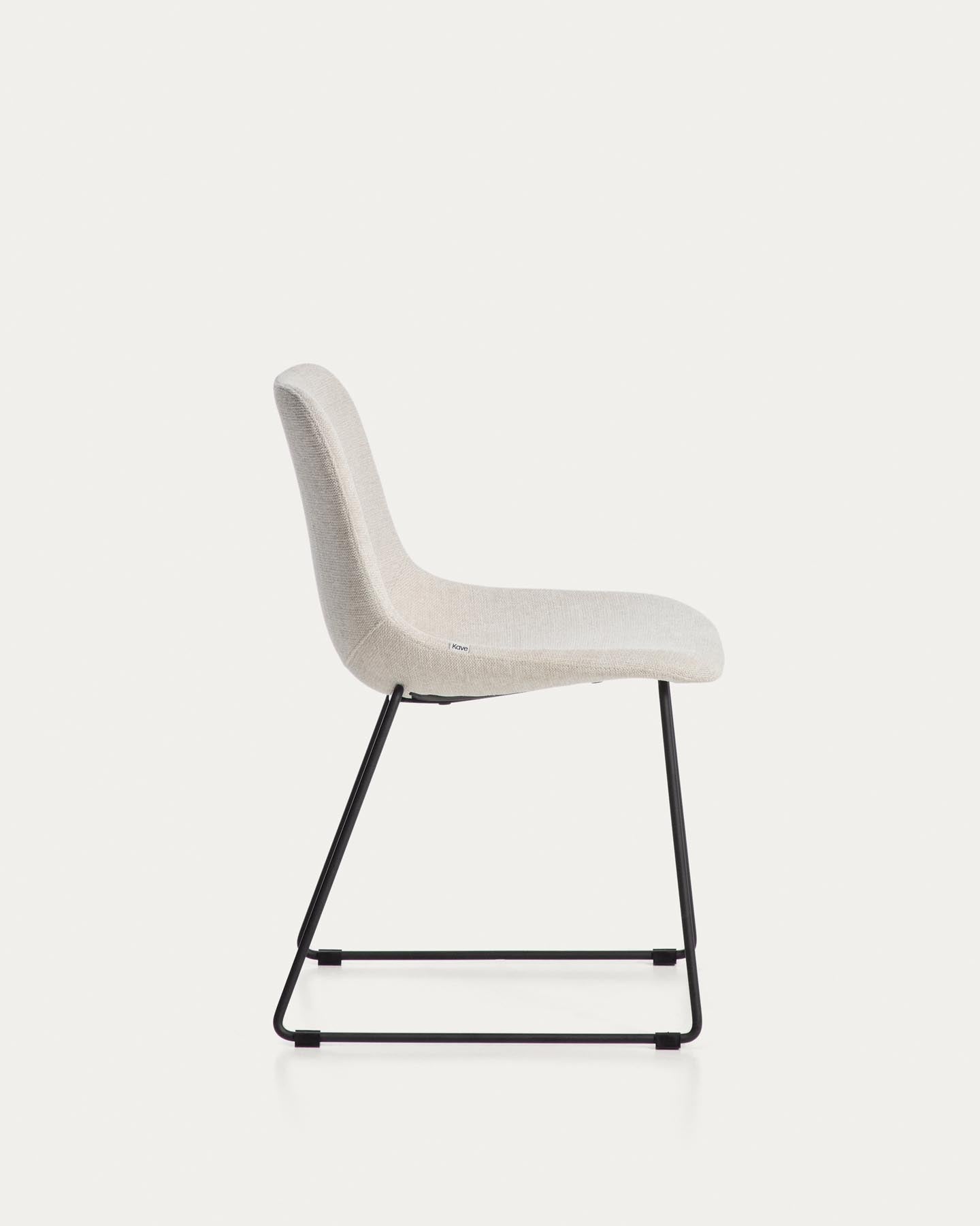 Stuhl Zahara mit beiger Chenille und Stahlbeinen mit schwarzem Finish, FSC 100 % in Beige präsentiert im Onlineshop von KAQTU Design AG. Stuhl ist von Kave Home