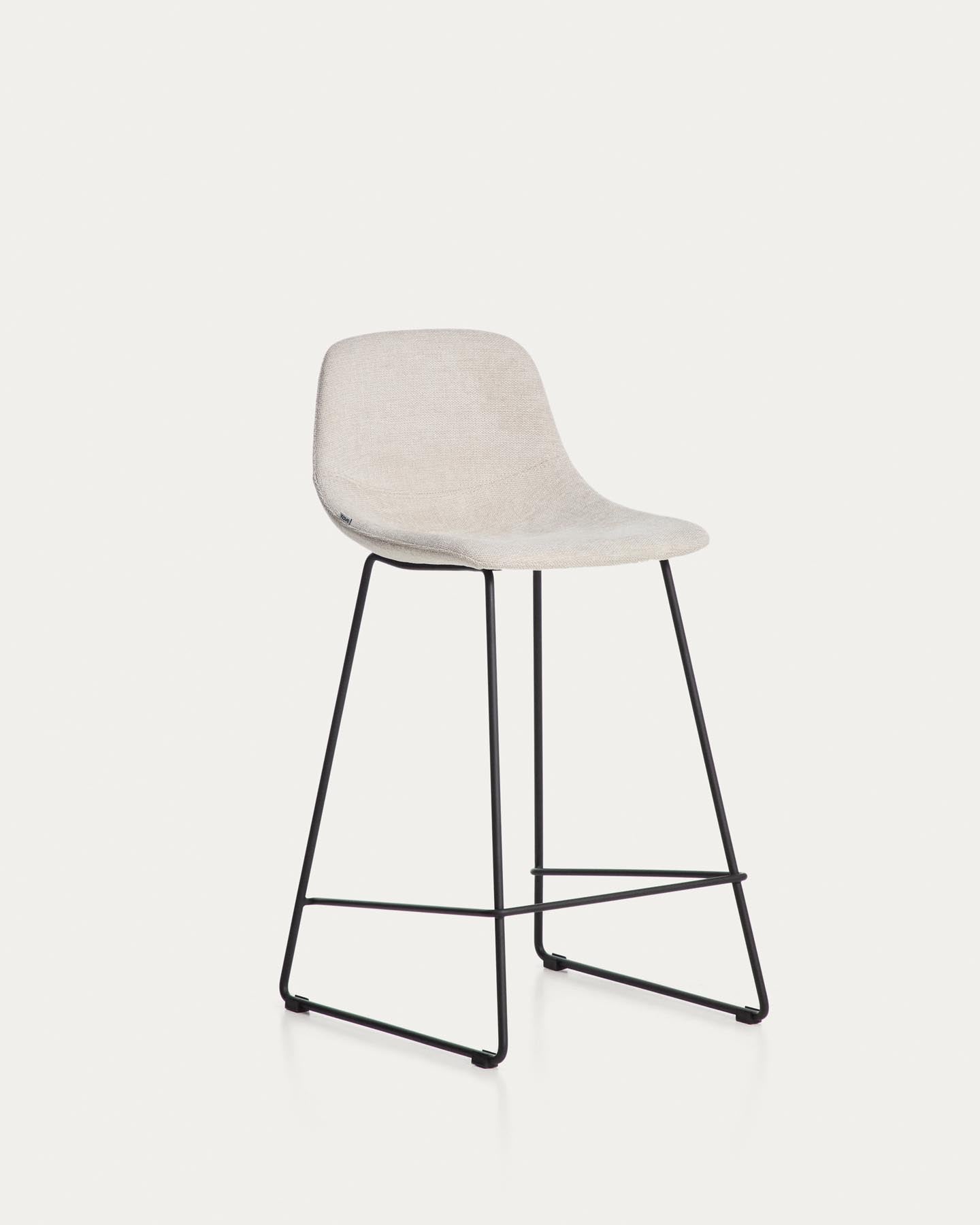 Hocker Zahara mit beiger Chenille und Stahlbeinen mit schwarzem Finish, 65 cm, FSC 100 % in Beige präsentiert im Onlineshop von KAQTU Design AG. Barhocker ist von Kave Home