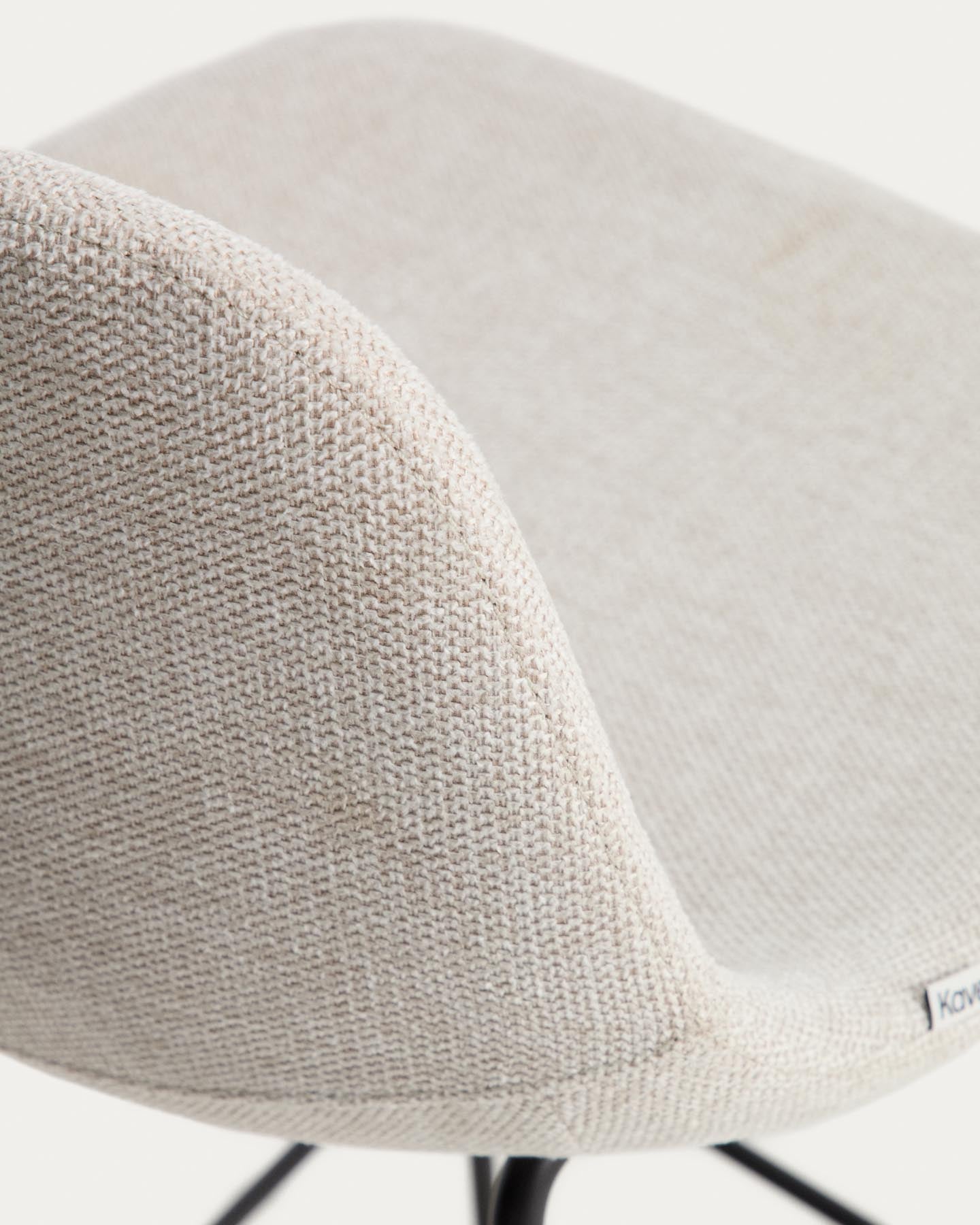 Hocker Zahara mit beiger Chenille und Stahlbeinen mit schwarzem Finish, 65 cm, FSC 100 % in Beige präsentiert im Onlineshop von KAQTU Design AG. Barhocker ist von Kave Home
