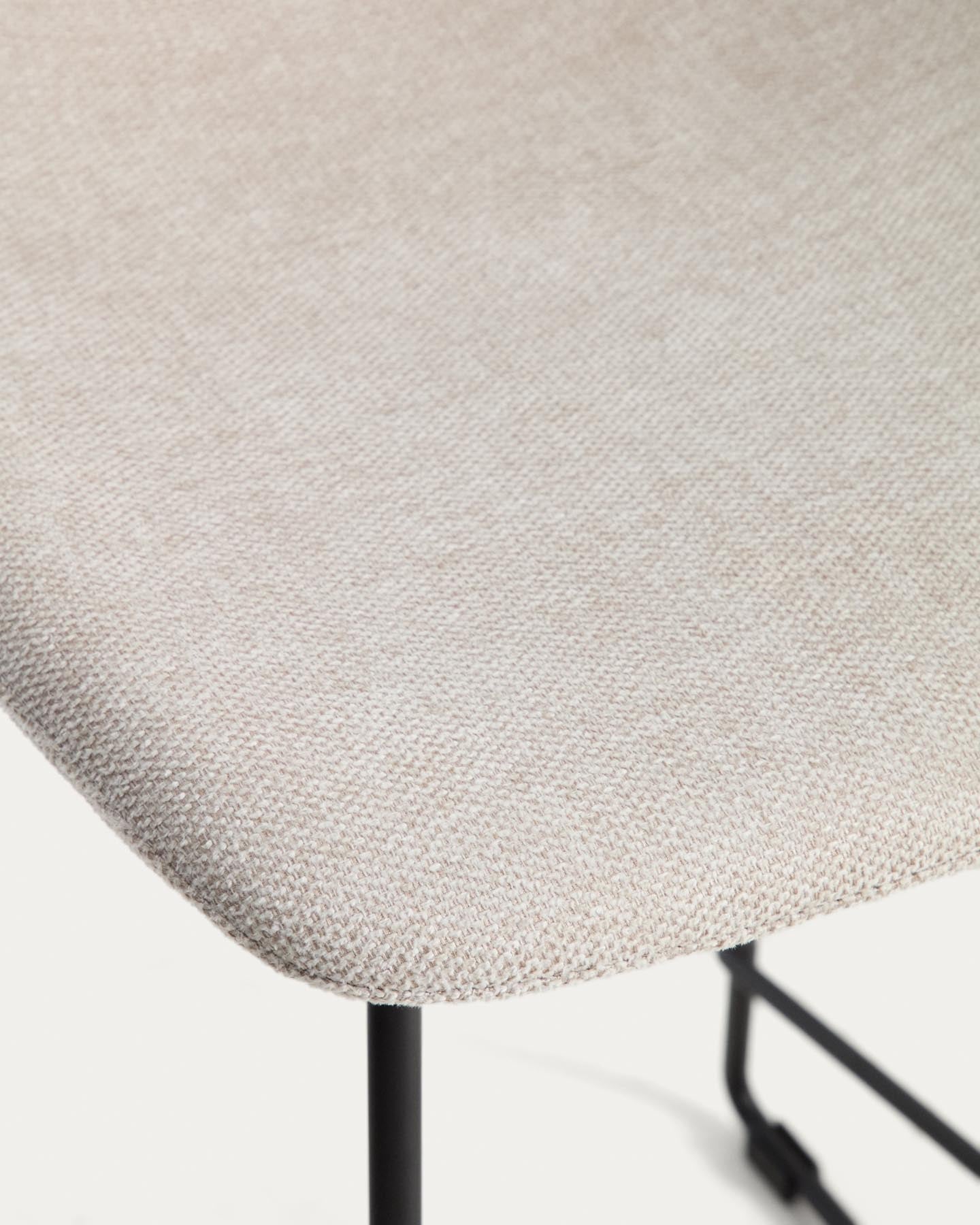 Hocker Zahara mit beiger Chenille und Stahlbeinen mit schwarzem Finish, 65 cm, FSC 100 % in Beige präsentiert im Onlineshop von KAQTU Design AG. Barhocker ist von Kave Home