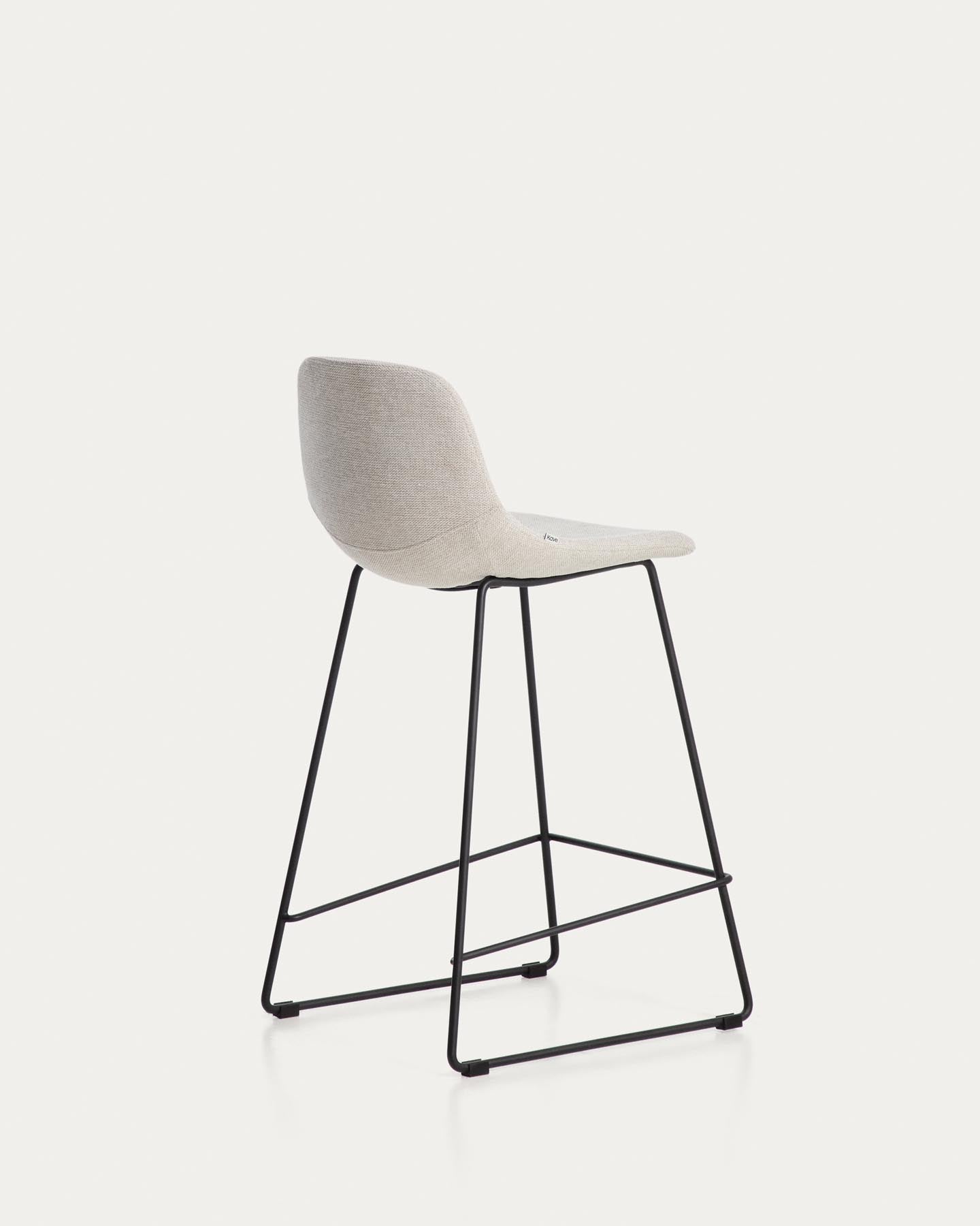 Hocker Zahara mit beiger Chenille und Stahlbeinen mit schwarzem Finish, 65 cm, FSC 100 % in Beige präsentiert im Onlineshop von KAQTU Design AG. Barhocker ist von Kave Home