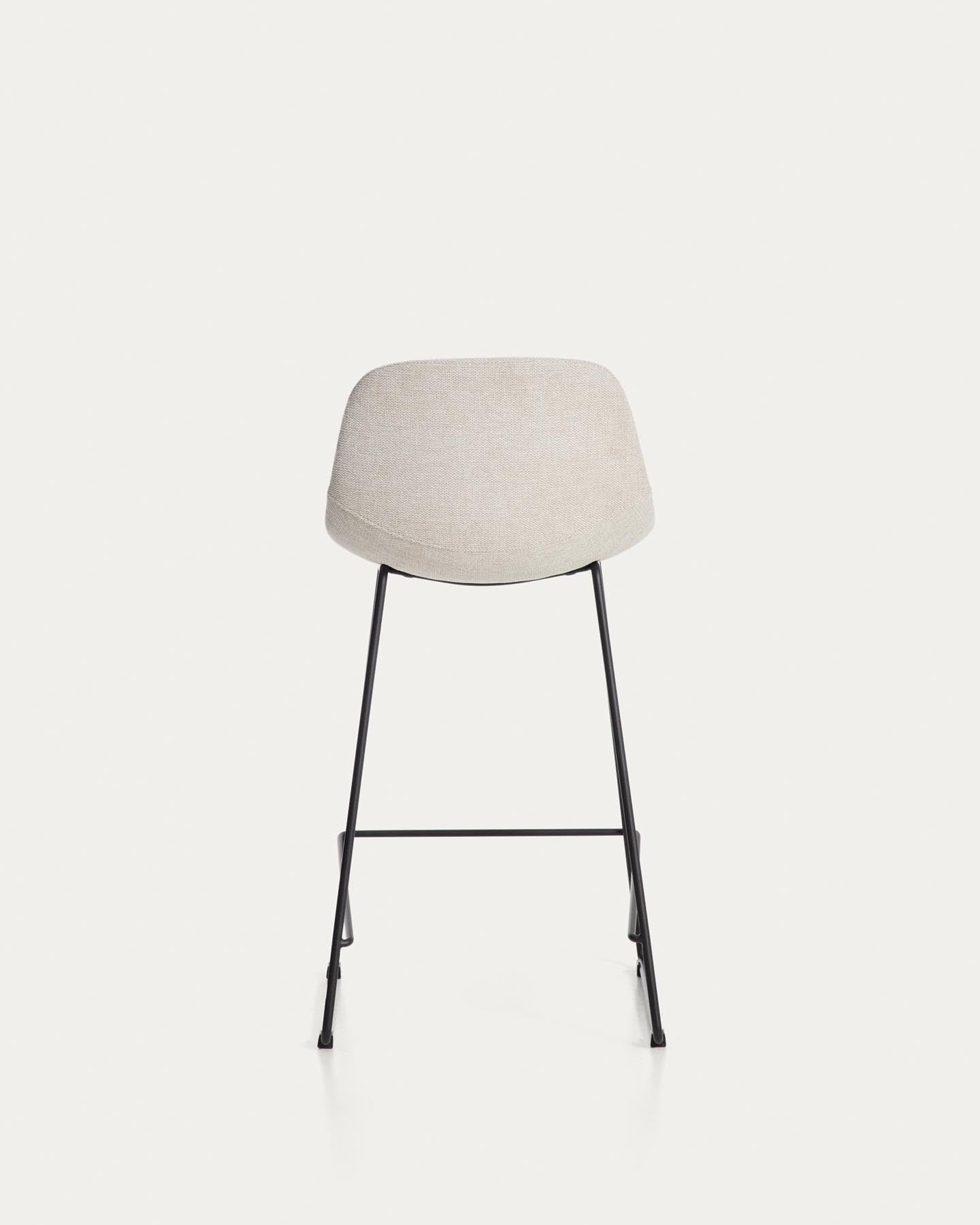 Hocker Zahara mit beiger Chenille und Stahlbeinen mit schwarzem Finish, 65 cm, FSC 100 % in Beige präsentiert im Onlineshop von KAQTU Design AG. Barhocker ist von Kave Home