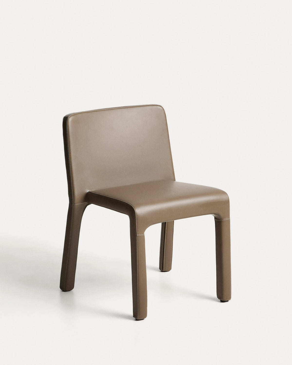 Stapelbarer Stuhl Loria mit braunem Polyurethan, FSC 100 % in Hellbraun präsentiert im Onlineshop von KAQTU Design AG. Stuhl ist von Kave Home