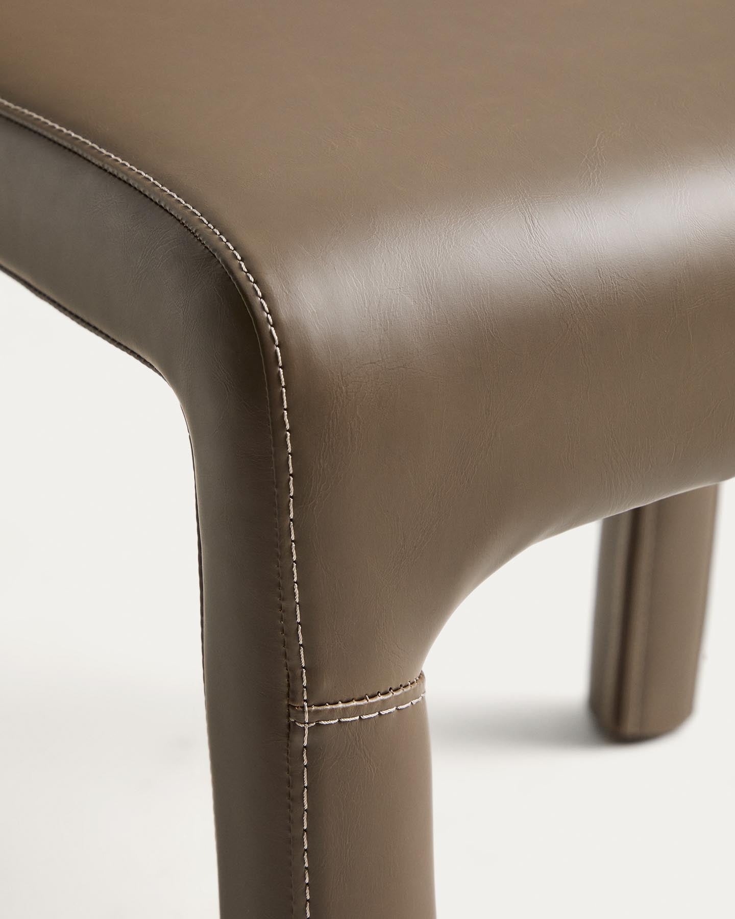 Stapelbarer Stuhl Loria mit braunem Polyurethan, FSC 100 % in Hellbraun präsentiert im Onlineshop von KAQTU Design AG. Stuhl ist von Kave Home