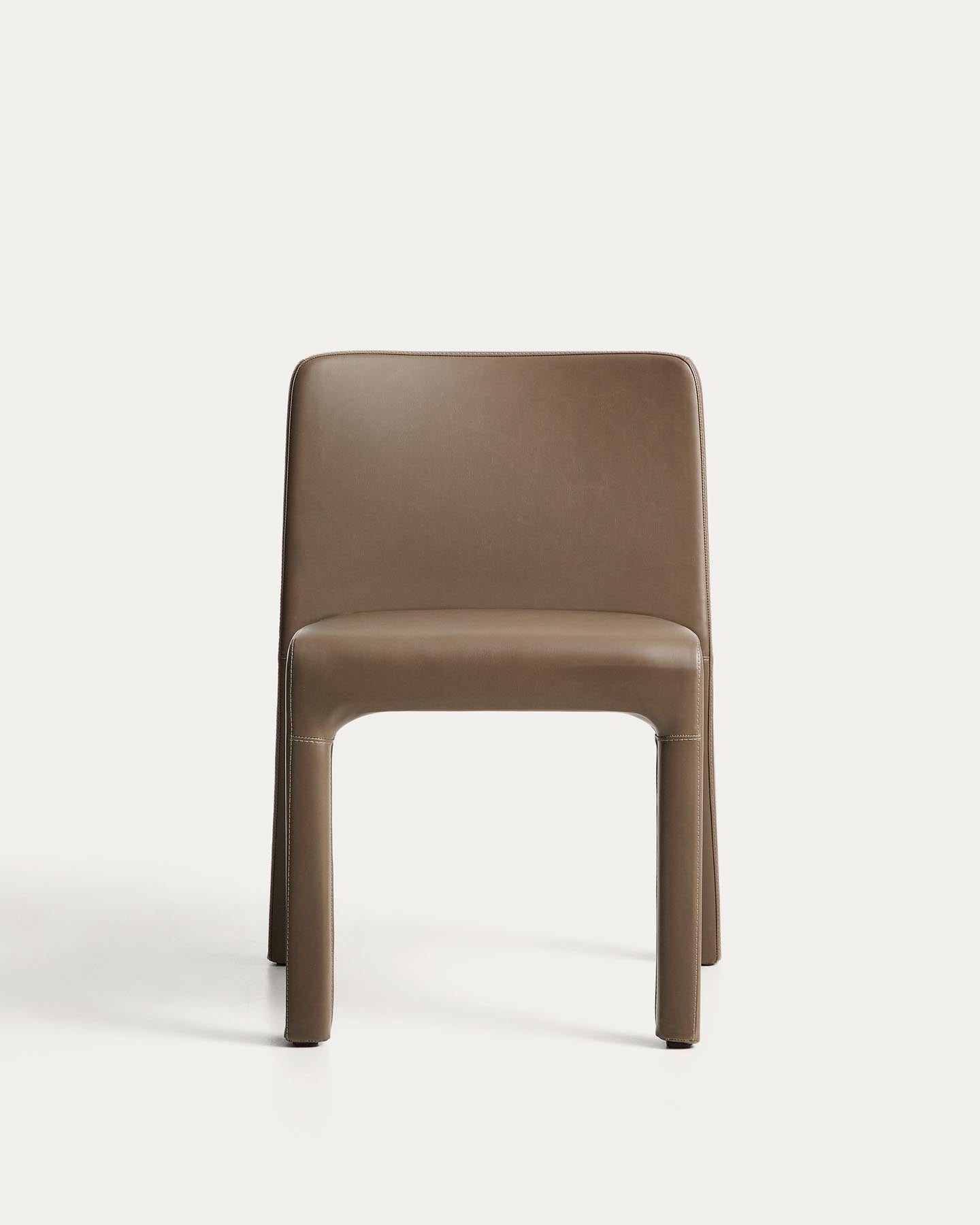 Stapelbarer Stuhl Loria mit braunem Polyurethan, FSC 100 % in Hellbraun präsentiert im Onlineshop von KAQTU Design AG. Stuhl ist von Kave Home