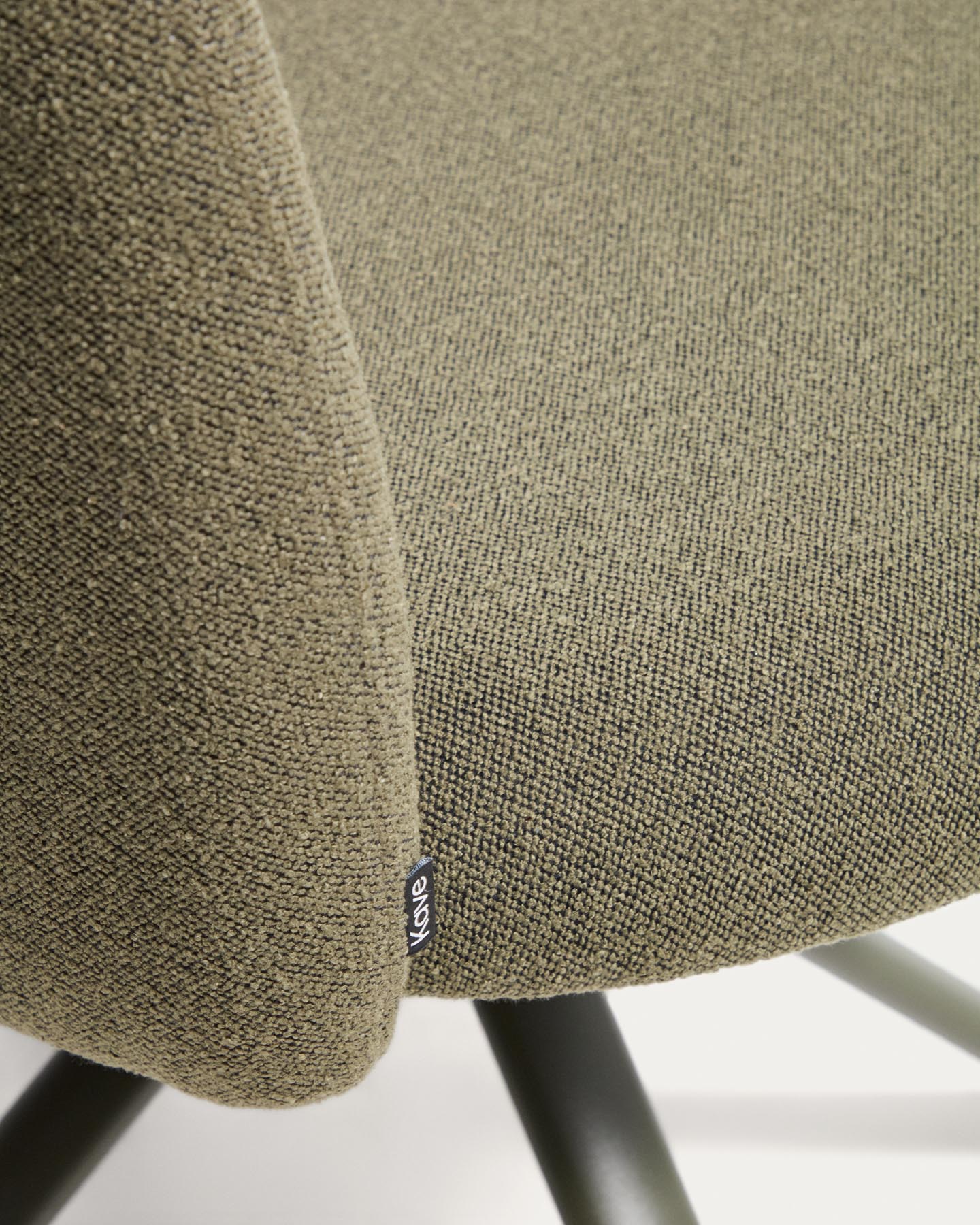 Drehstuhl Arino mit grüner Chenille und grünen Metallbeinen FSC 100% in Grün präsentiert im Onlineshop von KAQTU Design AG. Drehstuhl ist von Kave Home