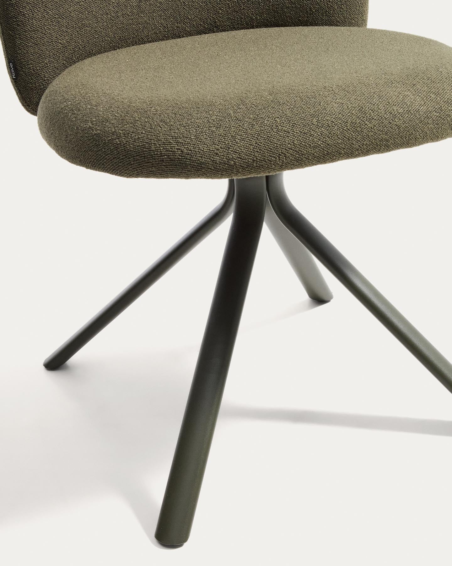 Drehstuhl Arino mit grüner Chenille und grünen Metallbeinen FSC 100% in Grün präsentiert im Onlineshop von KAQTU Design AG. Drehstuhl ist von Kave Home