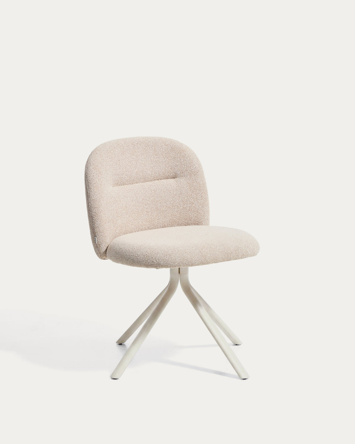 Drehstuhl Arino mit beiger Chenille und beigen Metallbeinen FSC 100% in Beige präsentiert im Onlineshop von KAQTU Design AG. Drehstuhl ist von Kave Home