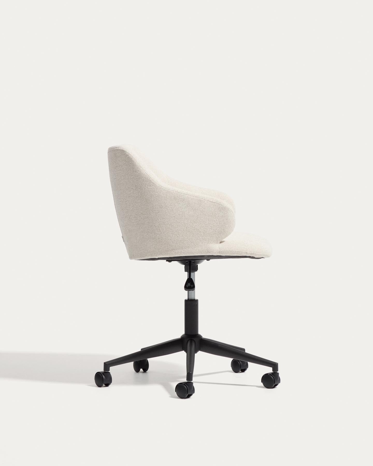 Schreibtischstuhl Einara in beiger Chenille mit schwarzen Stahlbeinen in Beige präsentiert im Onlineshop von KAQTU Design AG. Bürostuhl ist von Kave Home