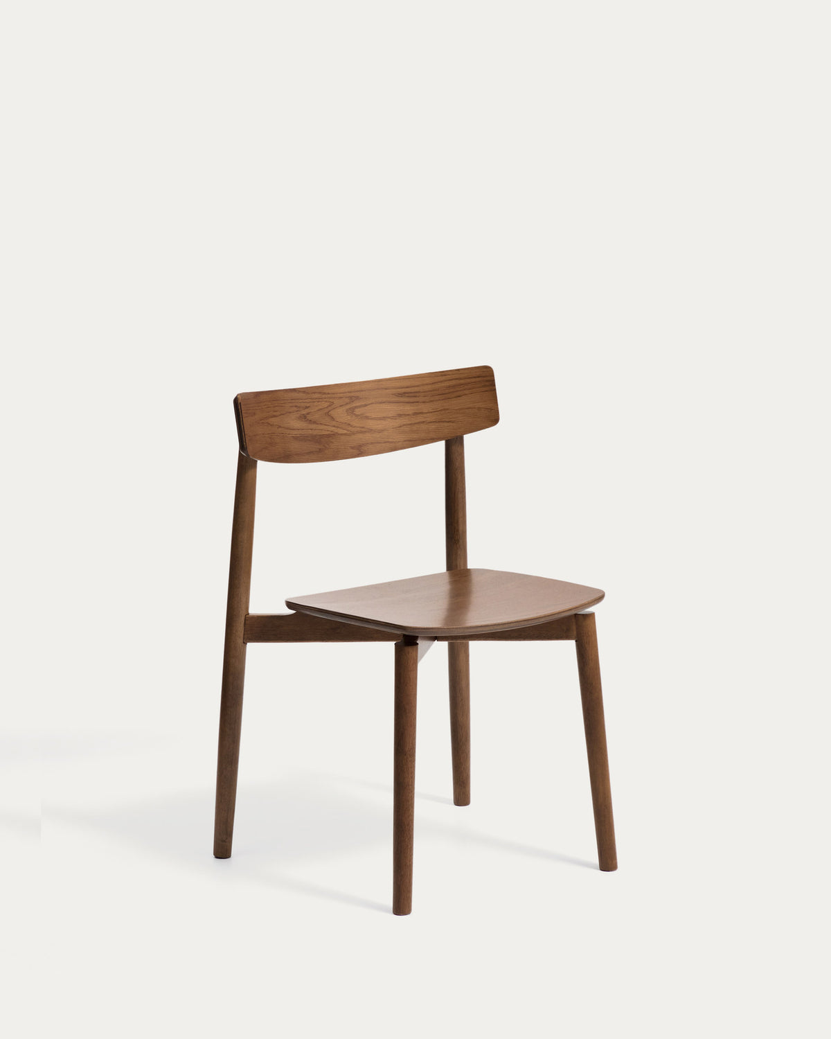 Stuhl Evera aus Eichenfurnier mit Nussbaumfinish in Braun präsentiert im Onlineshop von KAQTU Design AG. Stuhl ist von Kave Home
