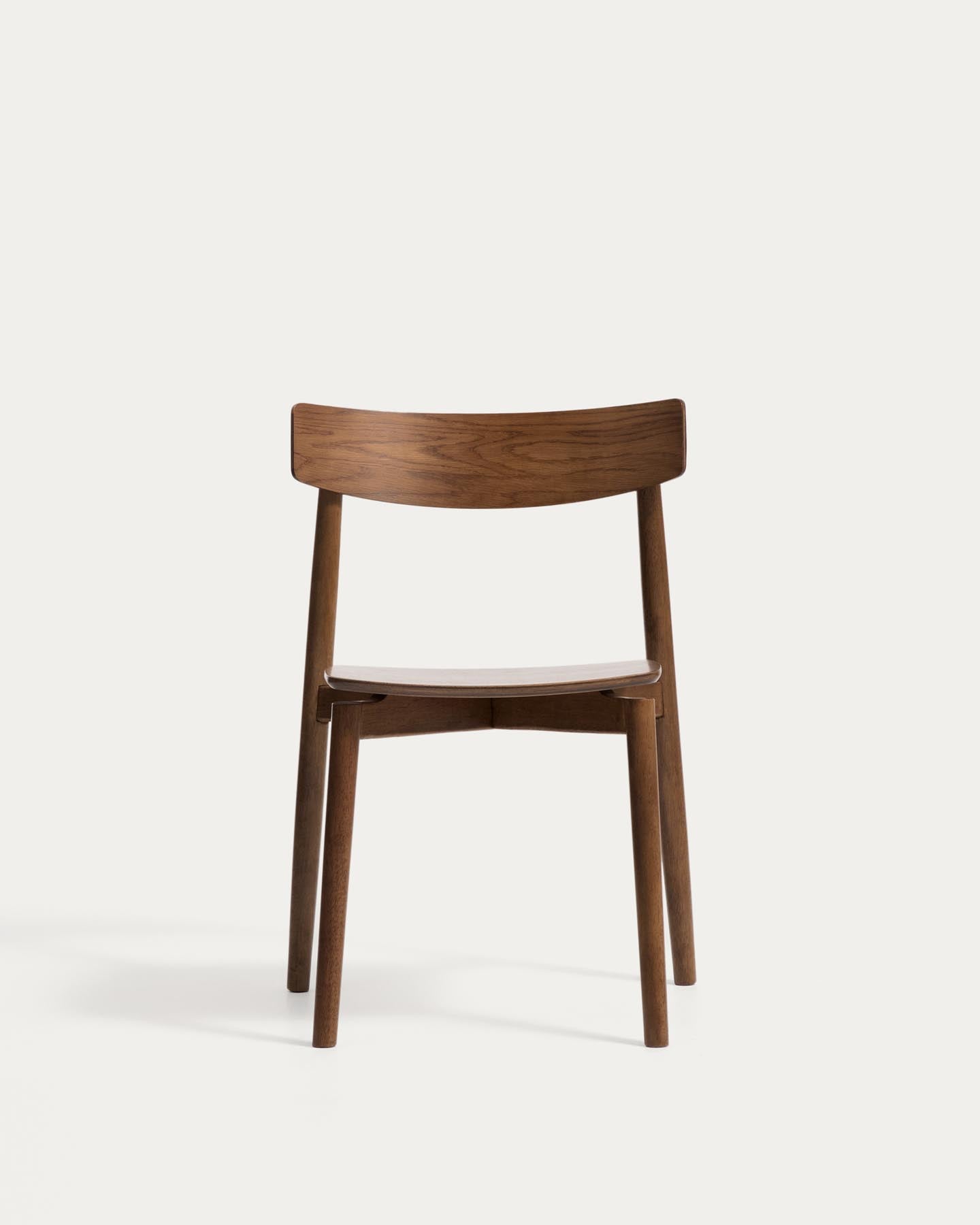 Stuhl Evera aus Eichenfurnier mit Nussbaumfinish in Braun präsentiert im Onlineshop von KAQTU Design AG. Stuhl ist von Kave Home