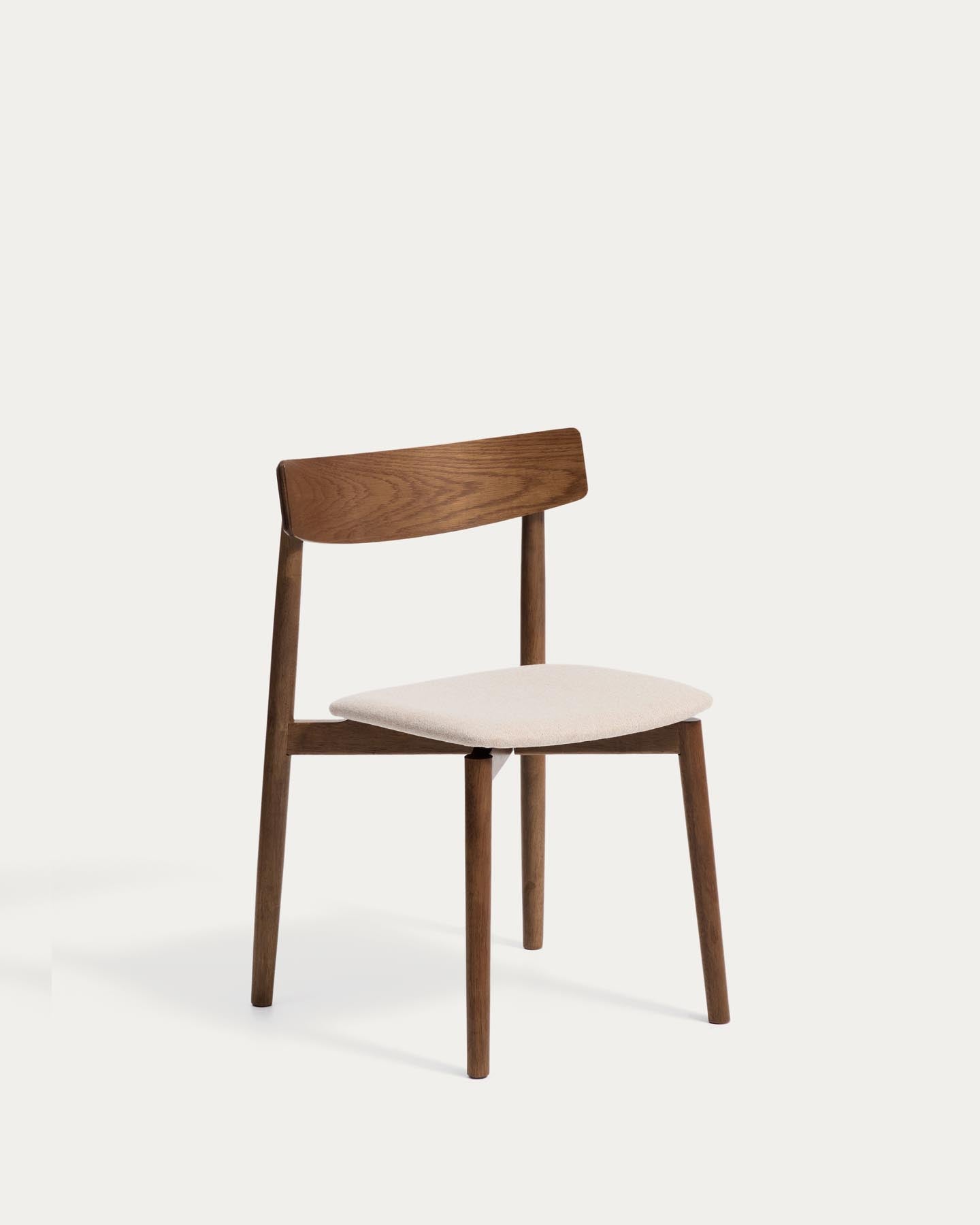 Stuhl Evera aus Eichenfurnier mit Nussbaumfinish und brauner Chenille in Braun präsentiert im Onlineshop von KAQTU Design AG. Stuhl ist von Kave Home