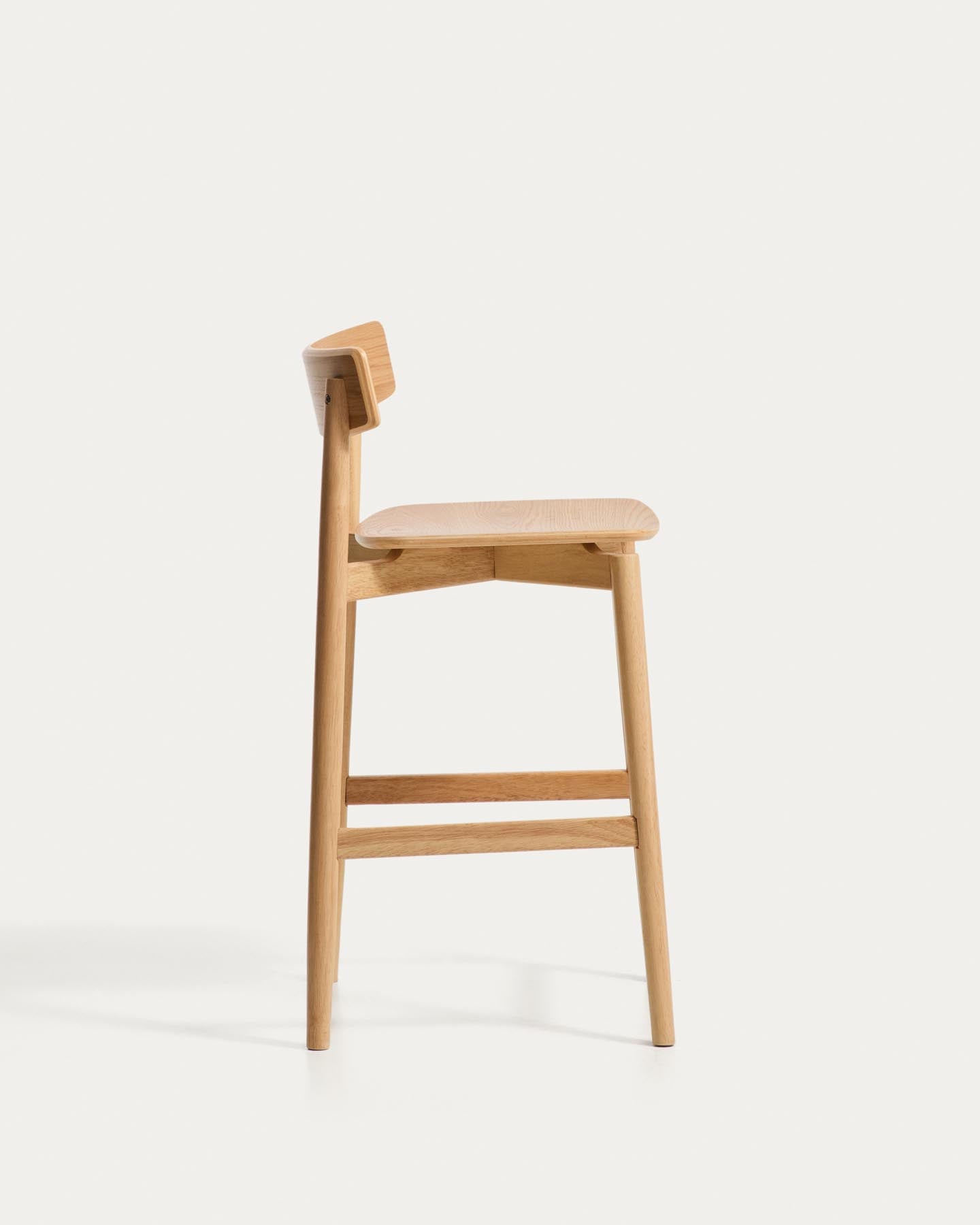 Hocker Evera mit Rückenlehne aus Eichenfurnier mit naturfarbenem Finish, 65 cm  in Beige präsentiert im Onlineshop von KAQTU Design AG. Barhocker ist von Kave Home