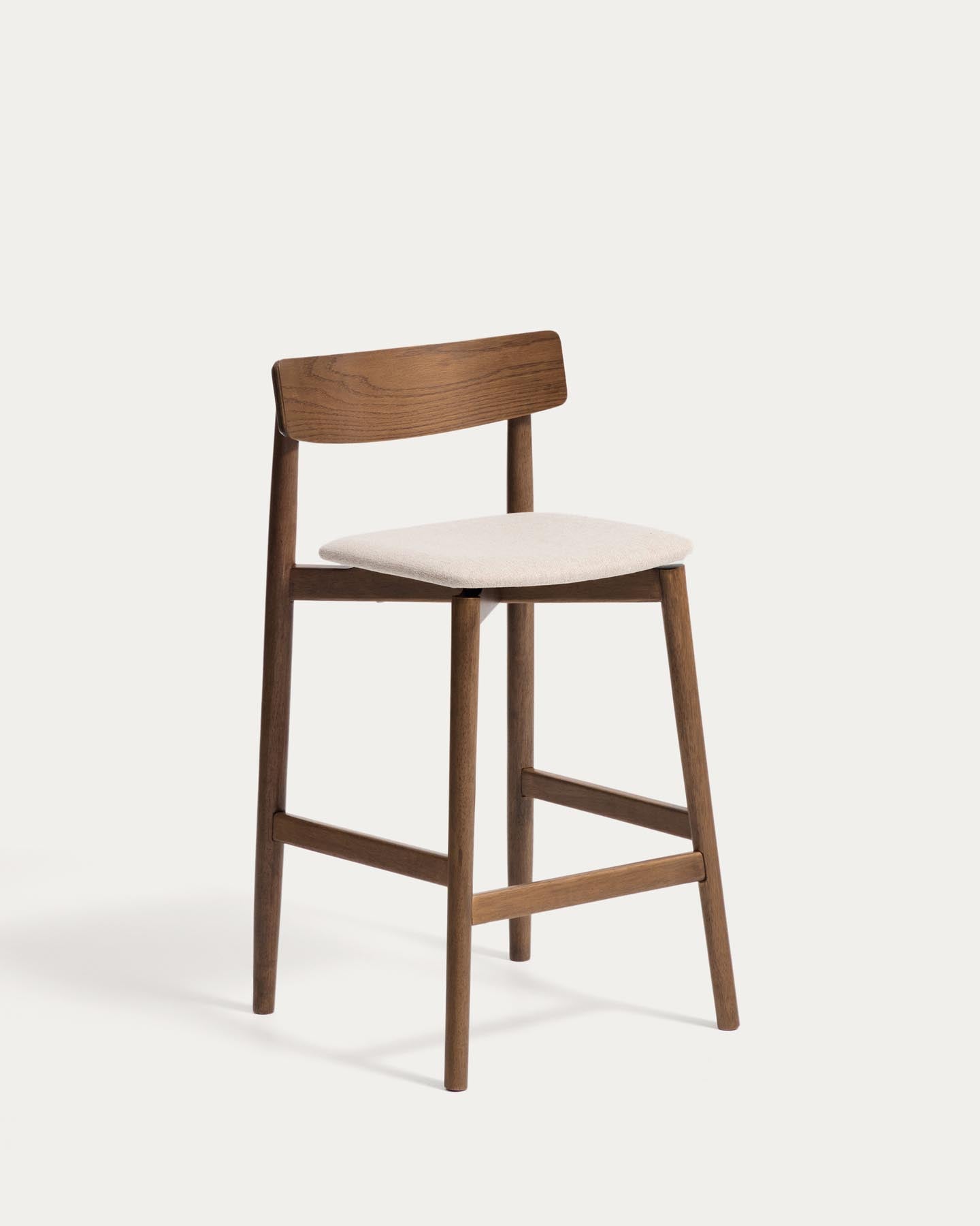 Hocker Evera mit Rückenlehne aus Eichenfurnier mit Nussbaumfinish und brauner Chenille, 65 cm in Braun präsentiert im Onlineshop von KAQTU Design AG. Barhocker ist von Kave Home
