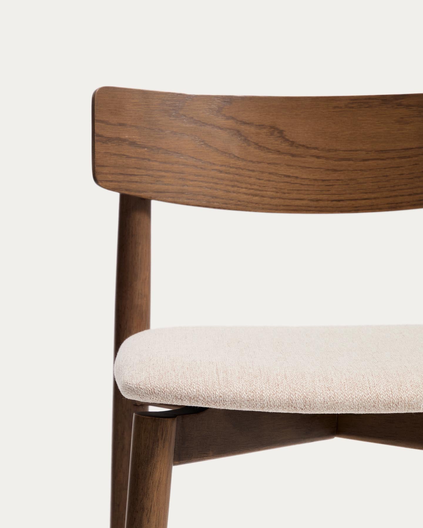 Hocker Evera mit Rückenlehne aus Eichenfurnier mit Nussbaumfinish und brauner Chenille, 65 cm in Braun präsentiert im Onlineshop von KAQTU Design AG. Barhocker ist von Kave Home
