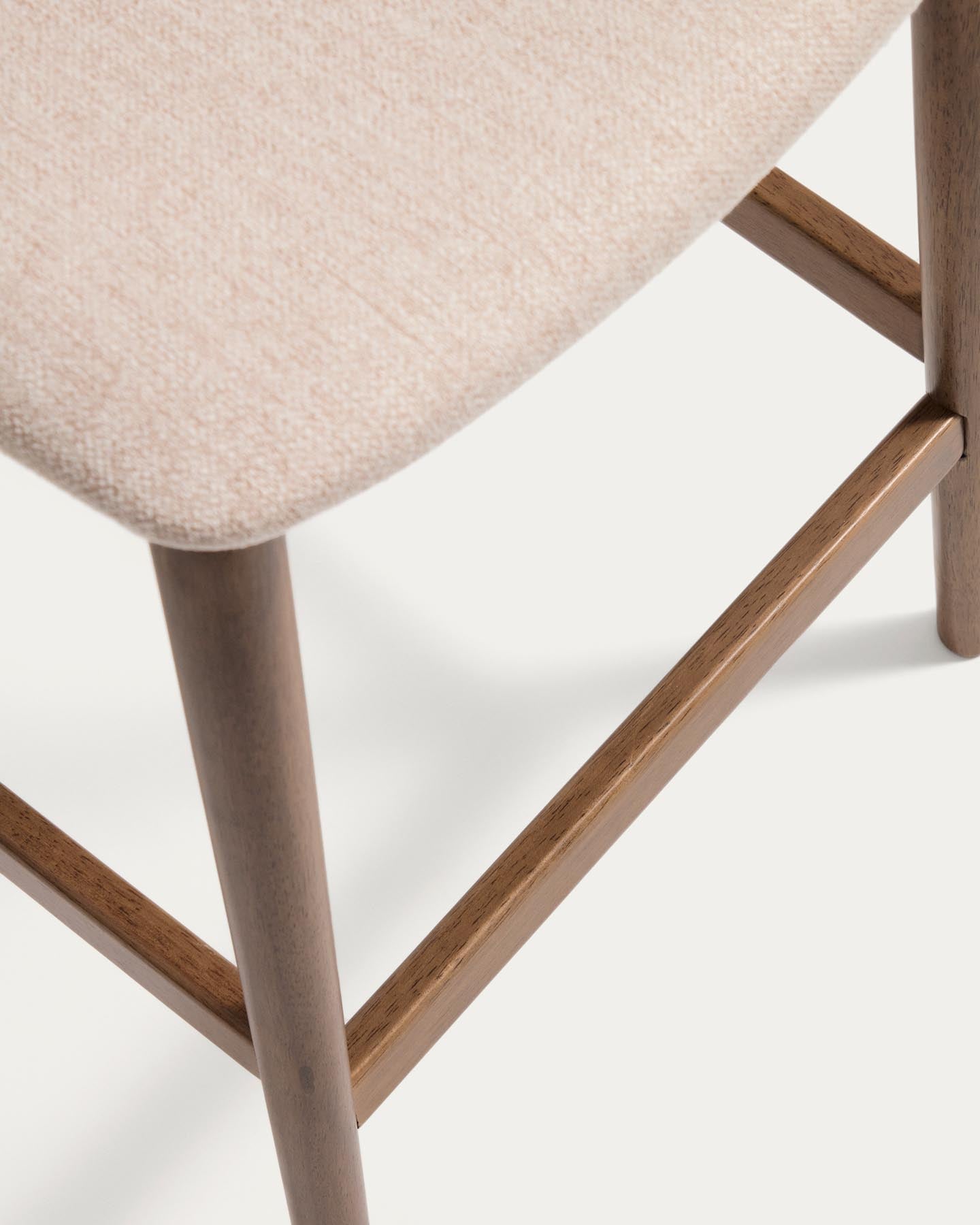 Hocker Evera mit Rückenlehne aus Eichenfurnier mit Nussbaumfinish und brauner Chenille, 65 cm in Braun präsentiert im Onlineshop von KAQTU Design AG. Barhocker ist von Kave Home