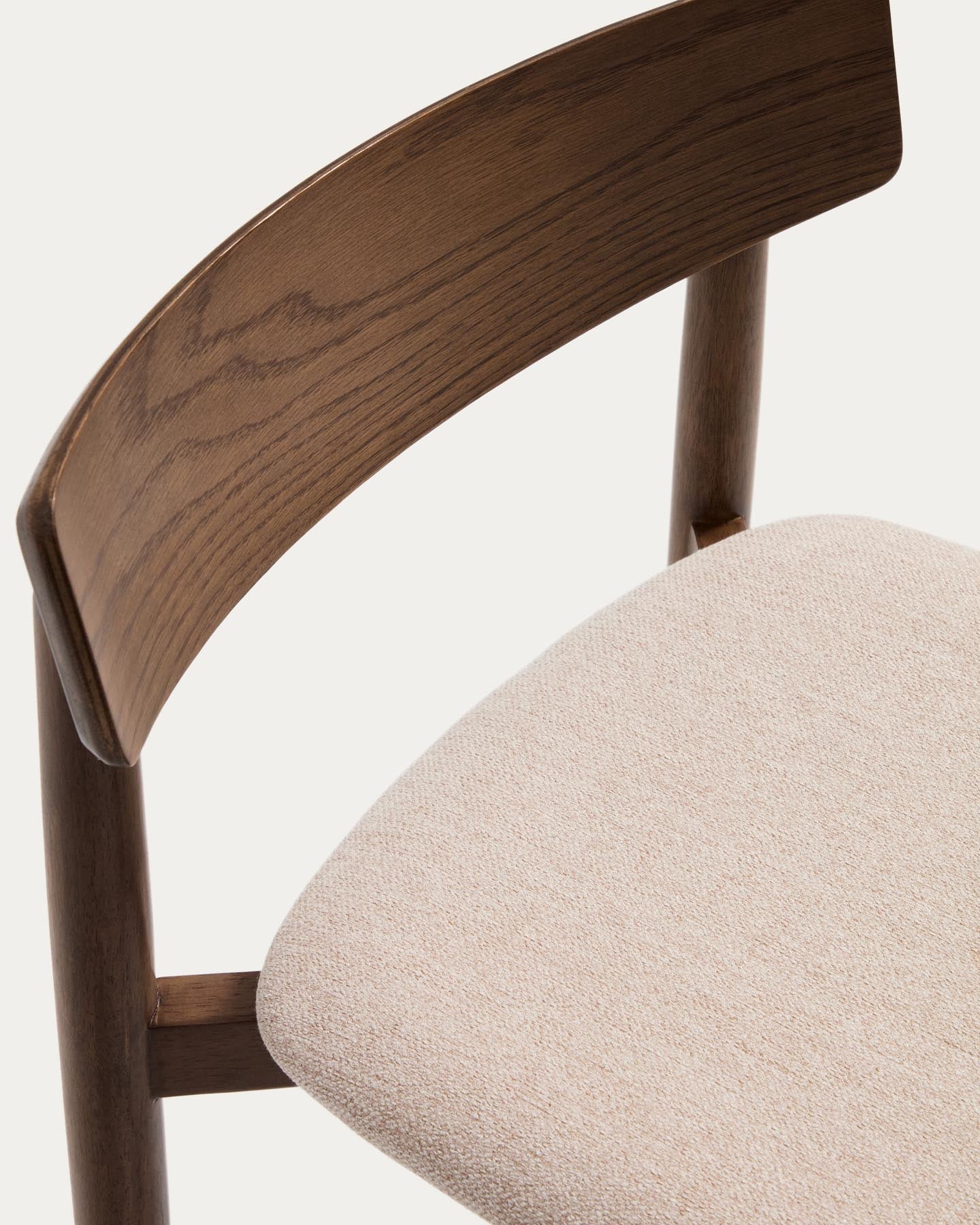 Hocker Evera mit Rückenlehne aus Eichenfurnier mit Nussbaumfinish und brauner Chenille, 65 cm in Braun präsentiert im Onlineshop von KAQTU Design AG. Barhocker ist von Kave Home